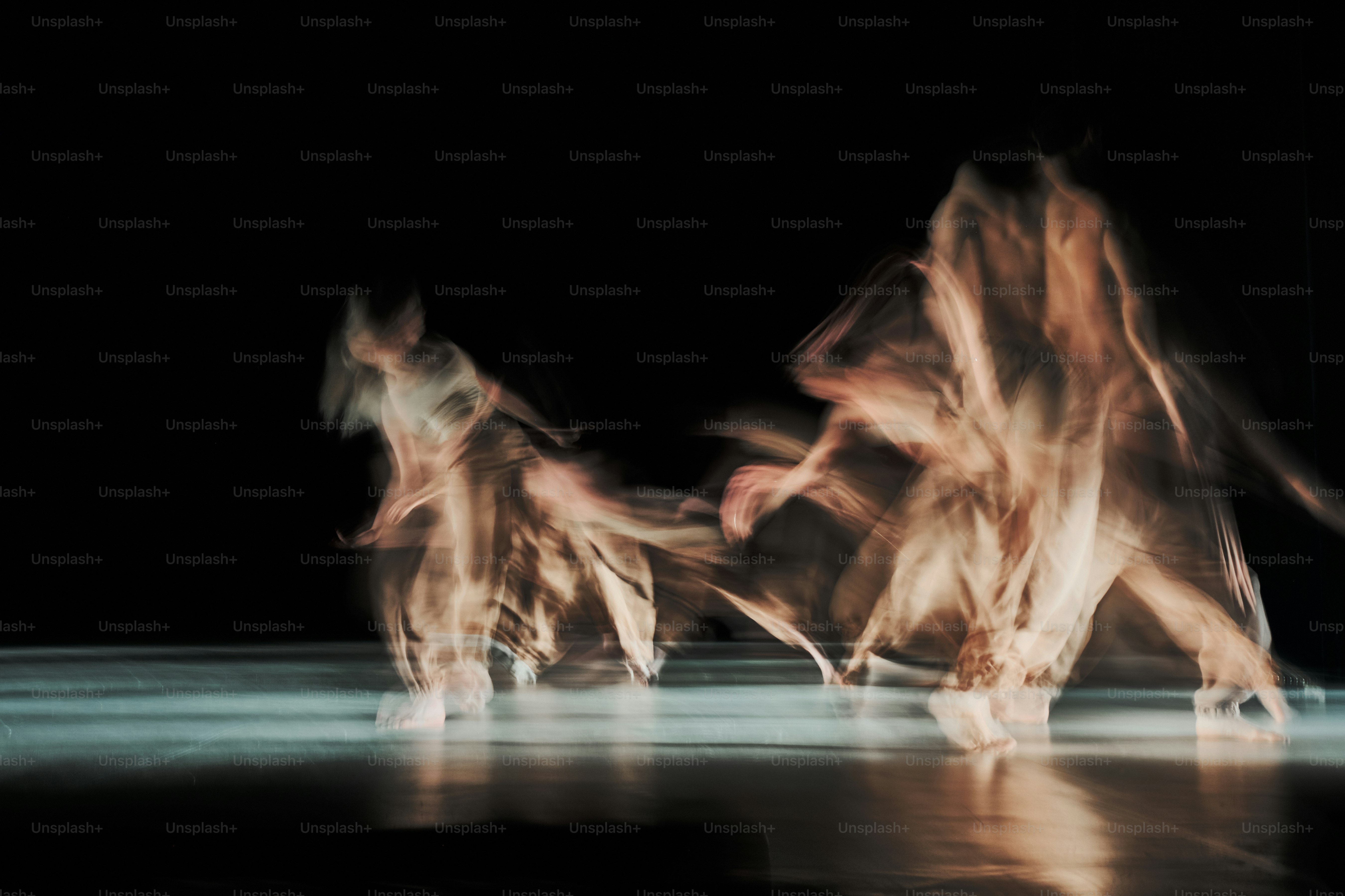 Une photo floue d’un groupe de personnes dansant