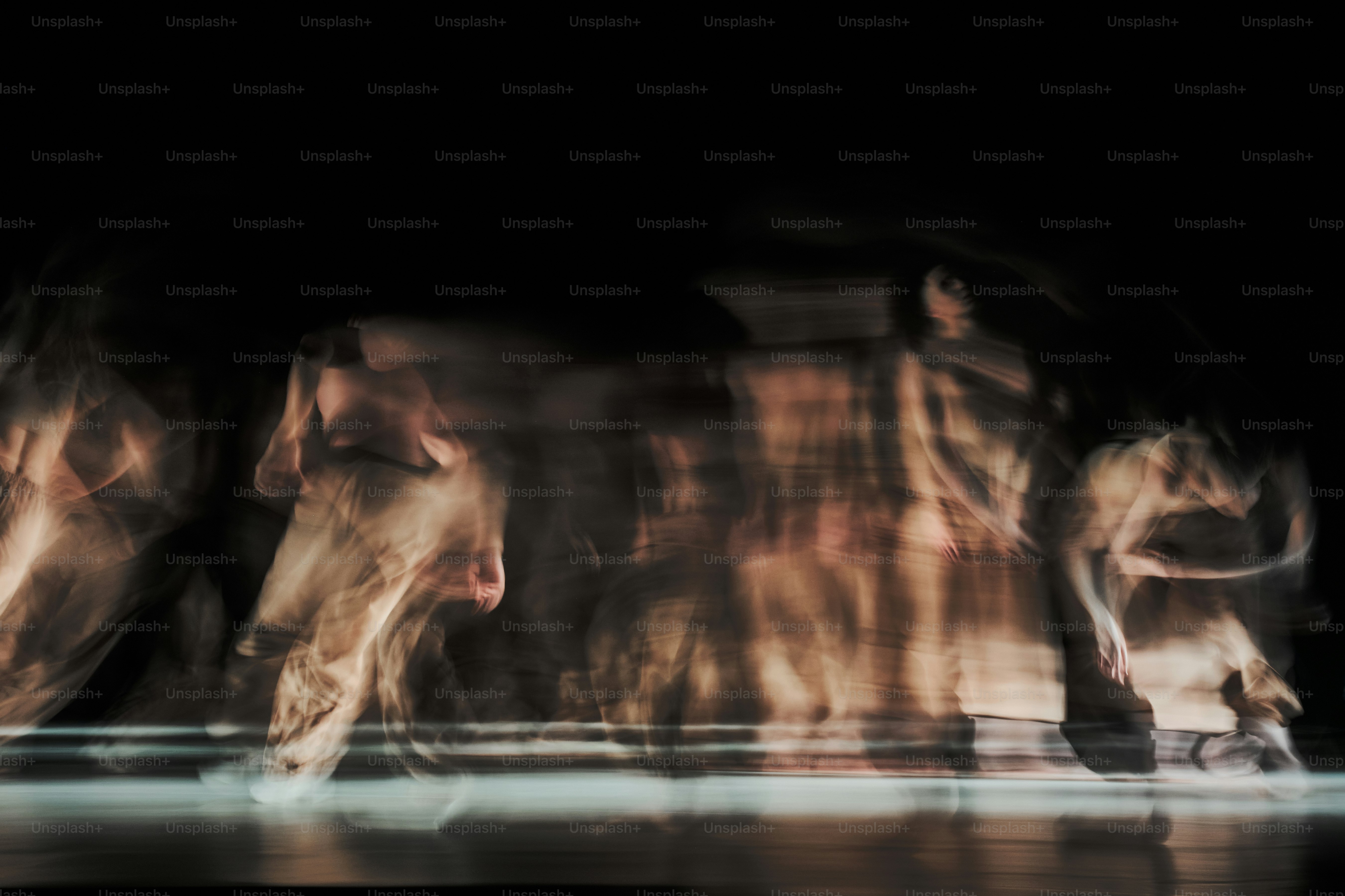 Une photo floue d’un groupe de chiens dans le noir