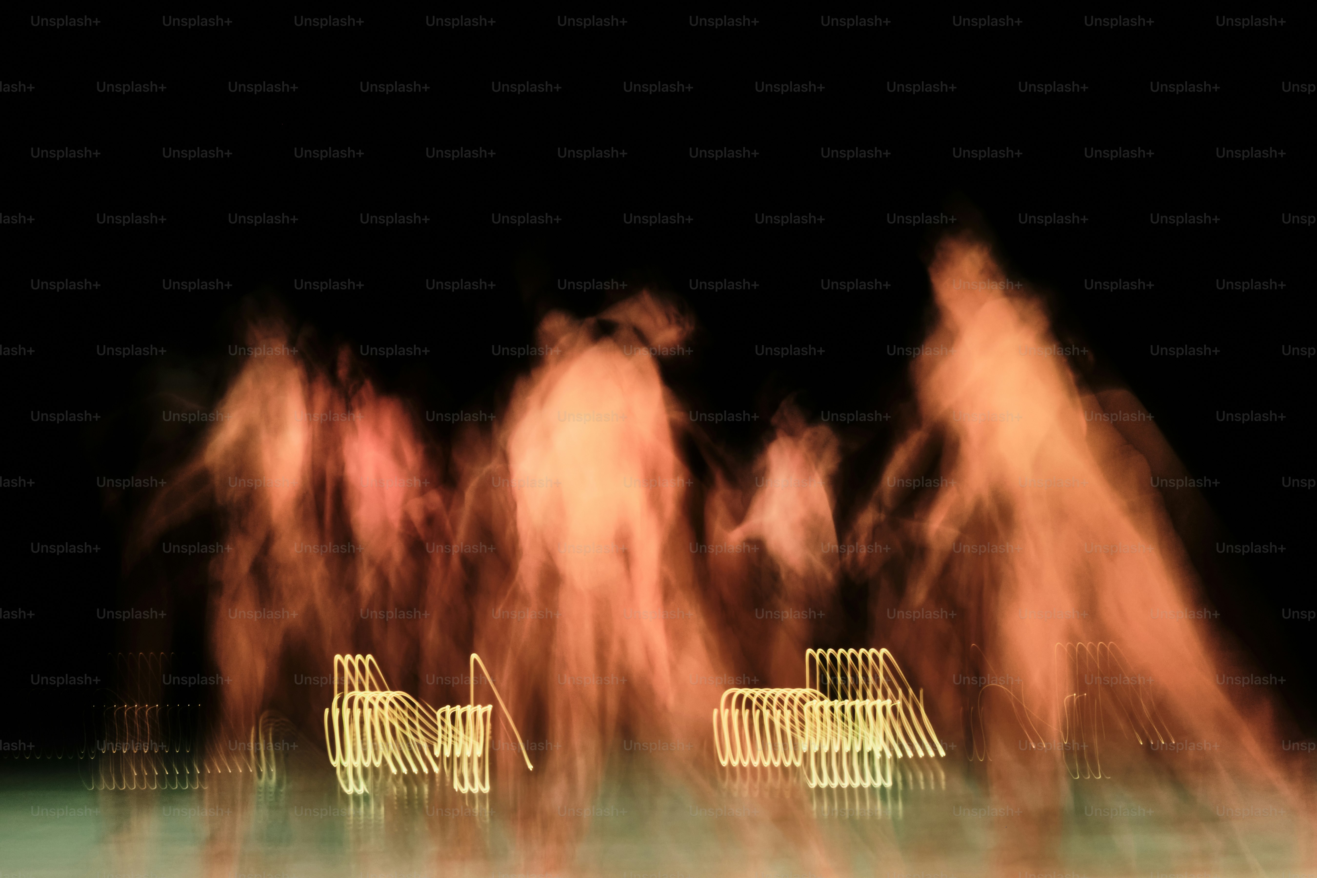 Une photo floue de chaises devant un fond noir