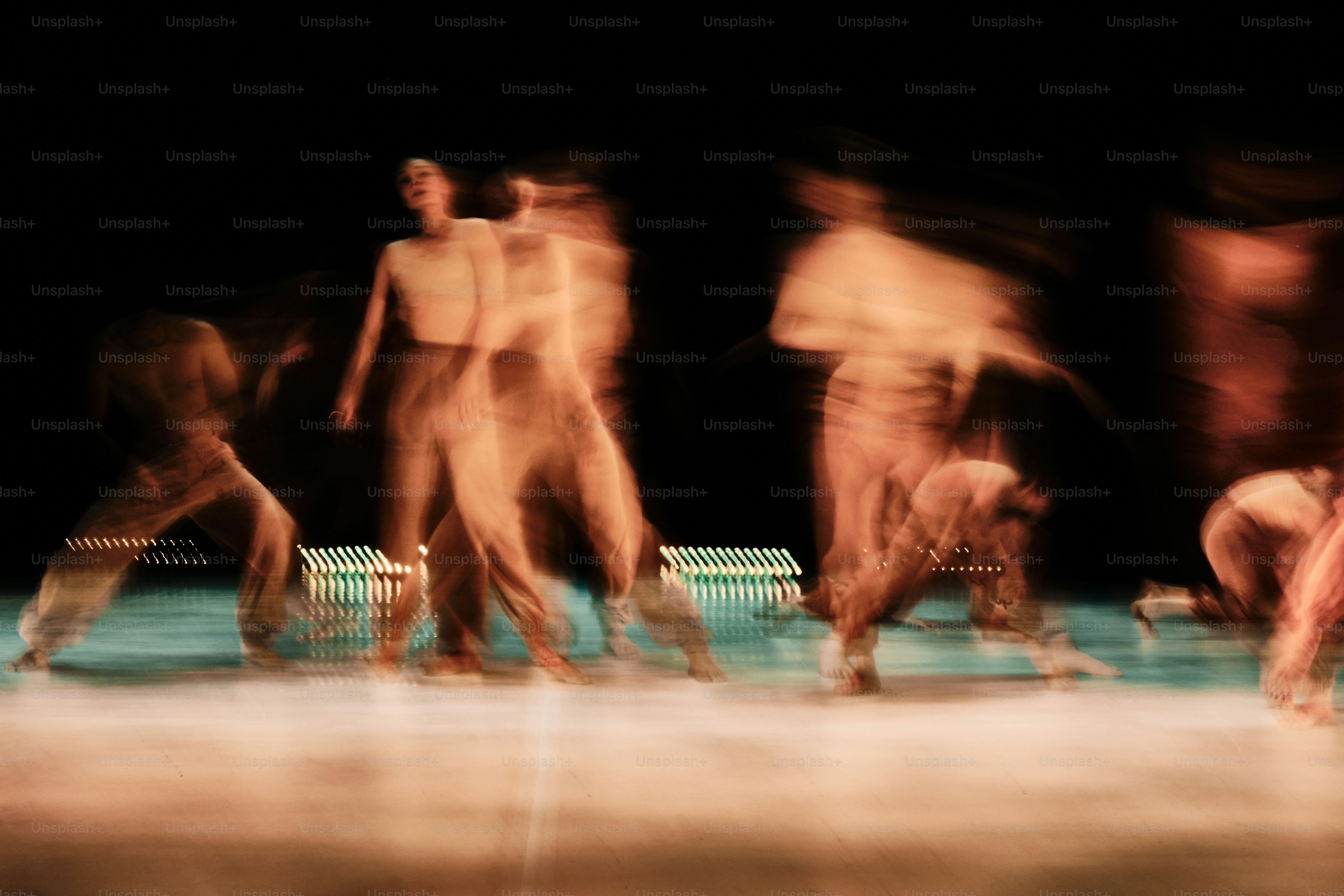Un groupe de personnes debout sur le toit d’une scène