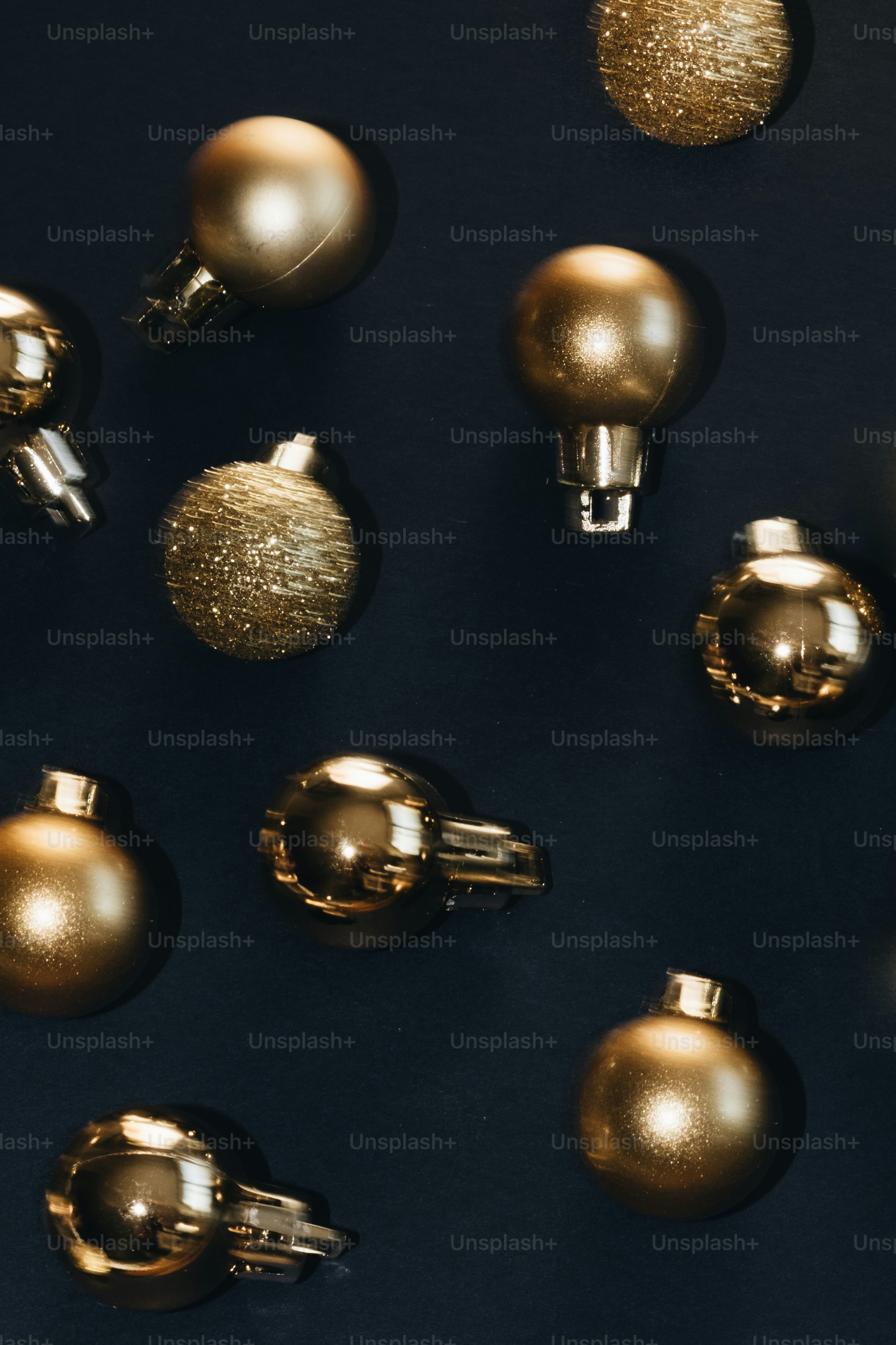 Eine Sammlung von goldenem Weihnachtsschmuck auf schwarzem Hintergrund