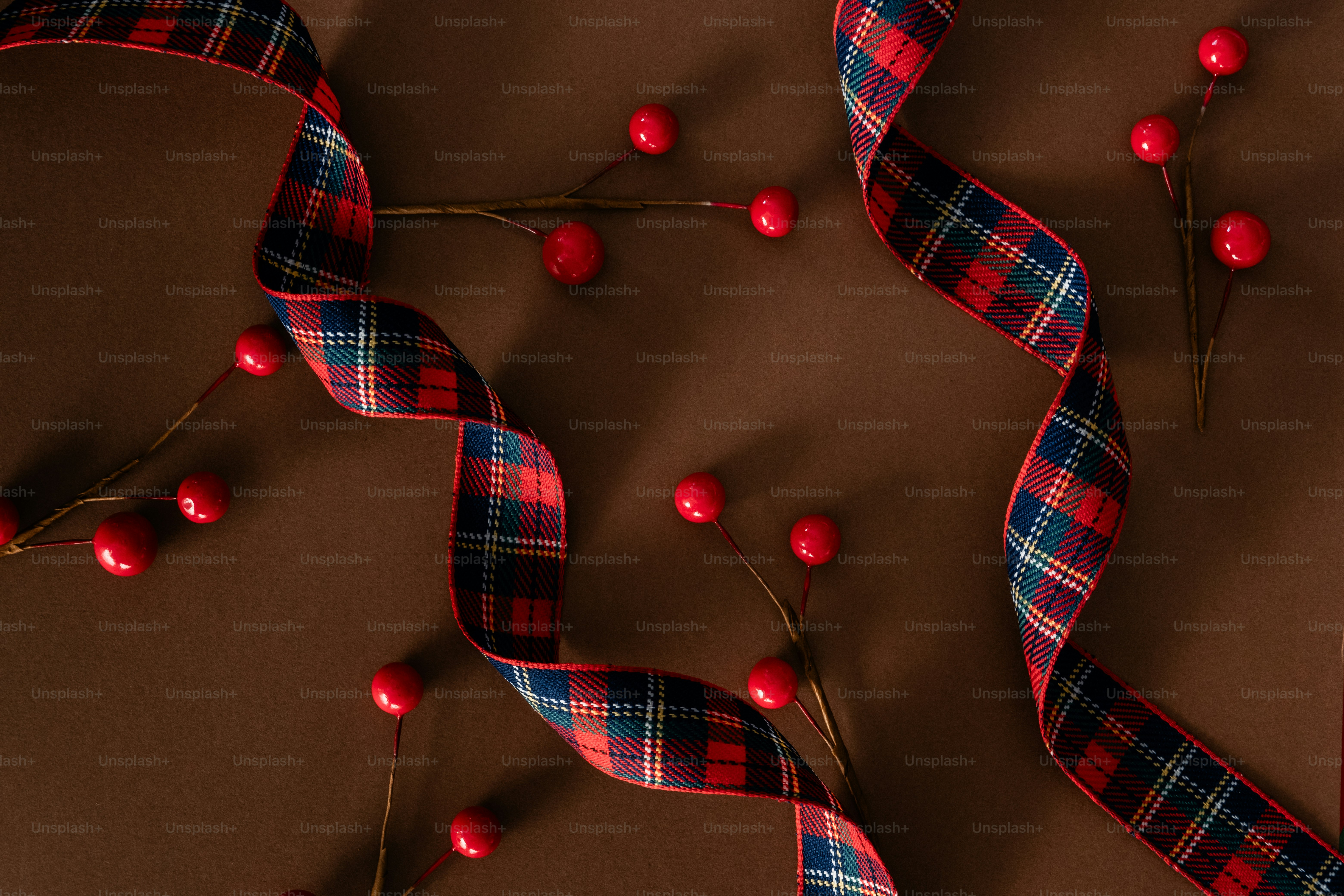 Ein Schokoladenkuchen mit Kirschen obendrauf