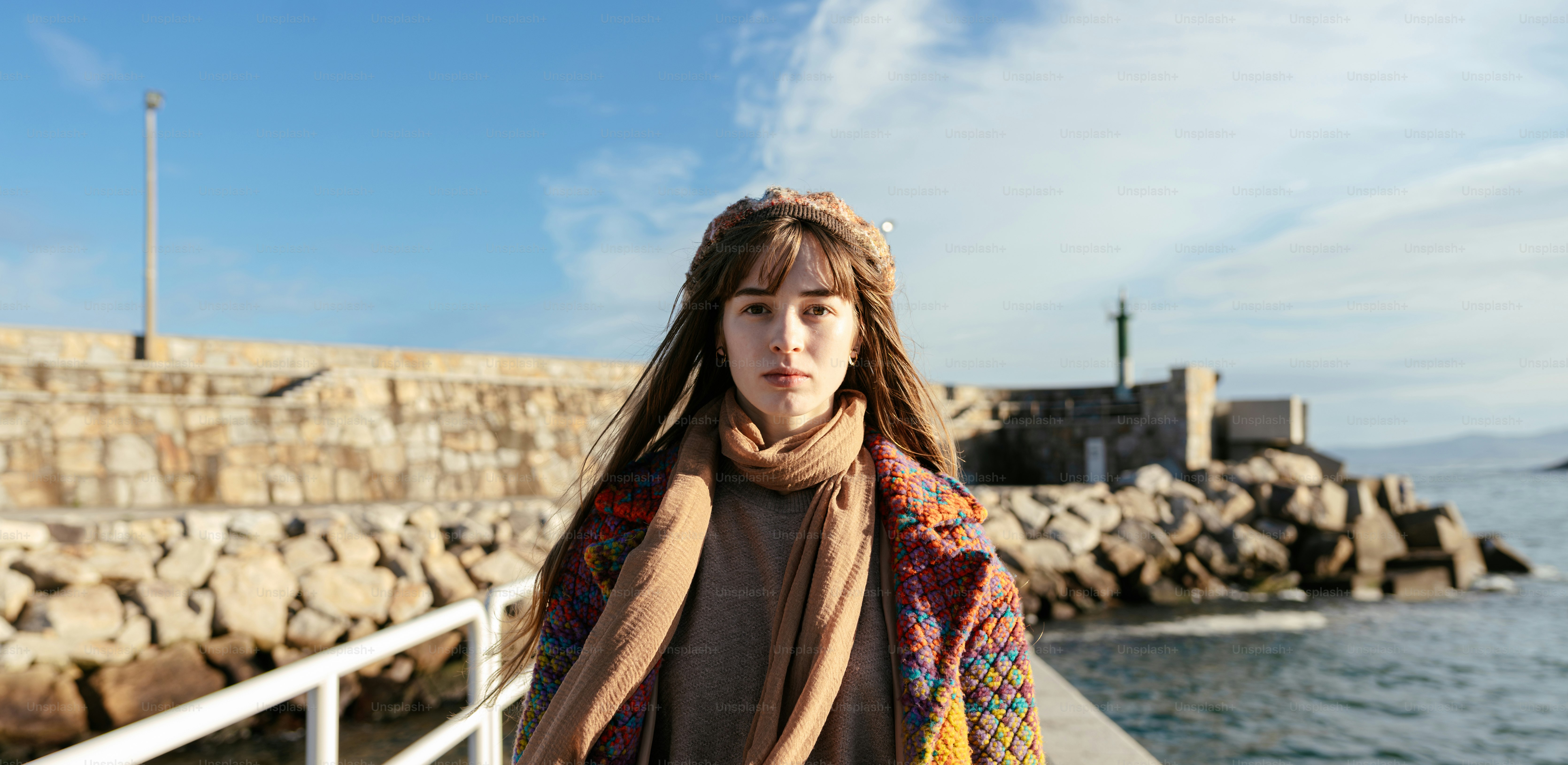 Eine Frau, die auf einem Steg neben einem Gewässer steht