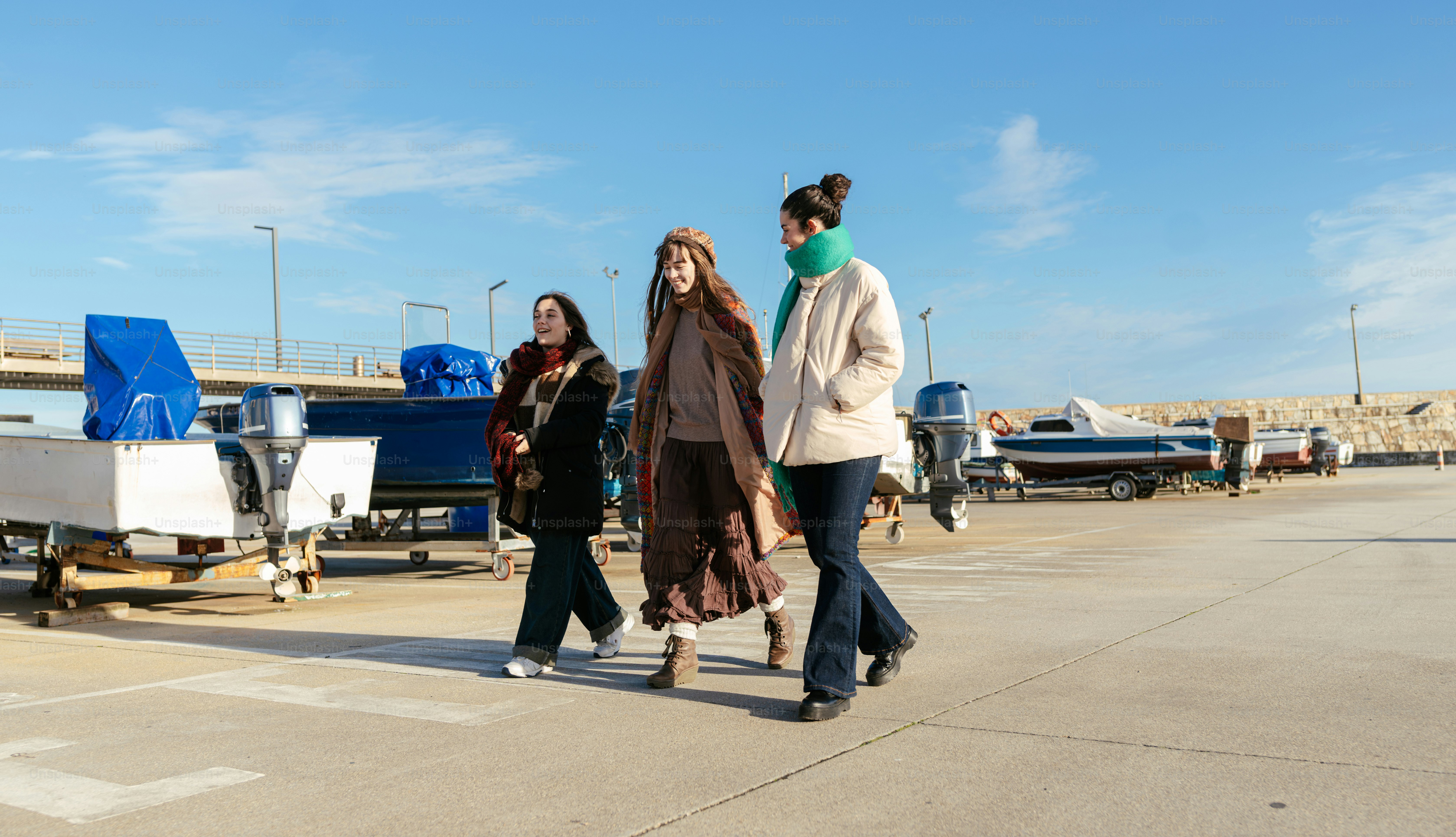 Un gruppo, di, persone, camminare, su un asfalto