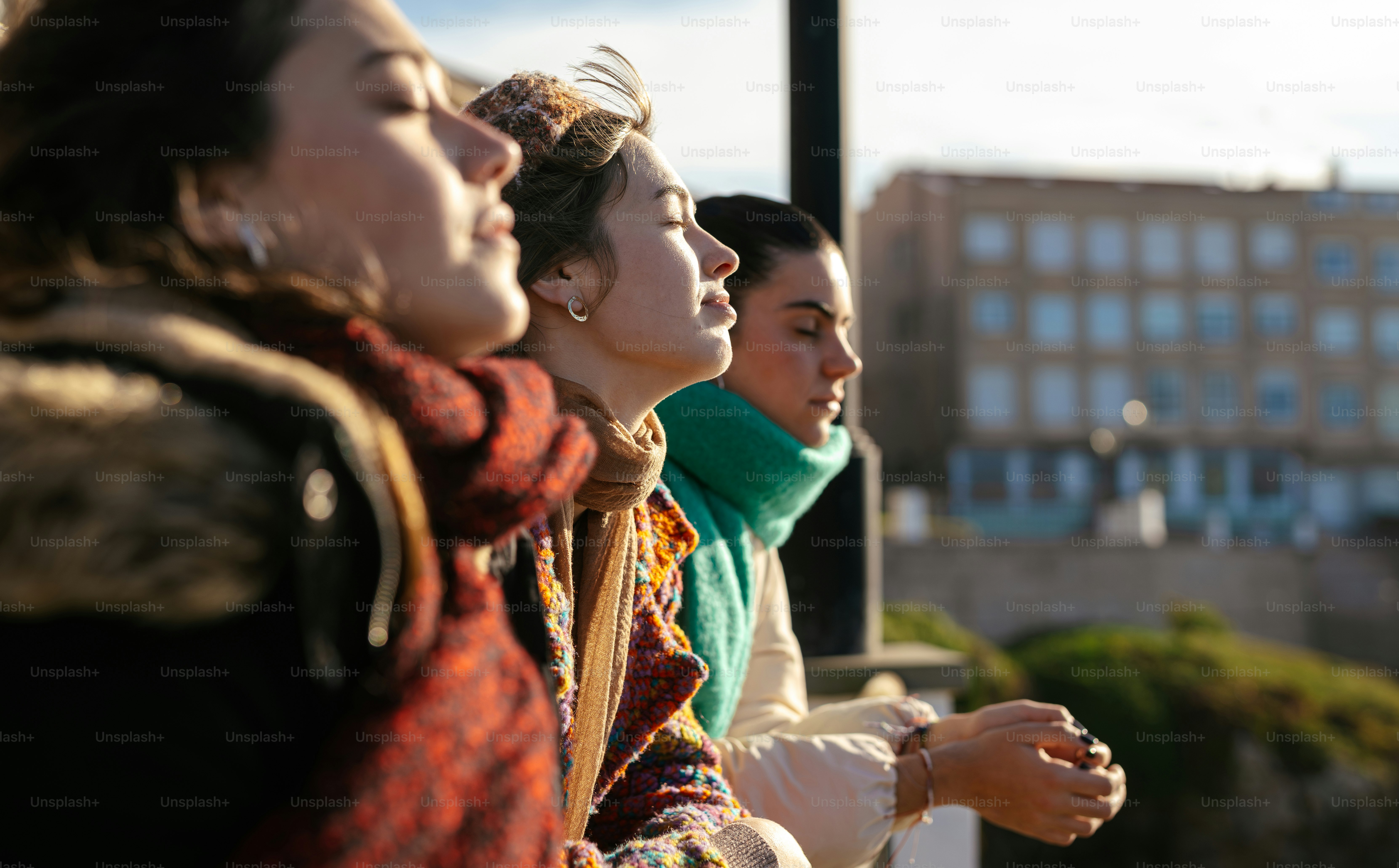 Un gruppo di donne, standing, l'una accanto all'altra