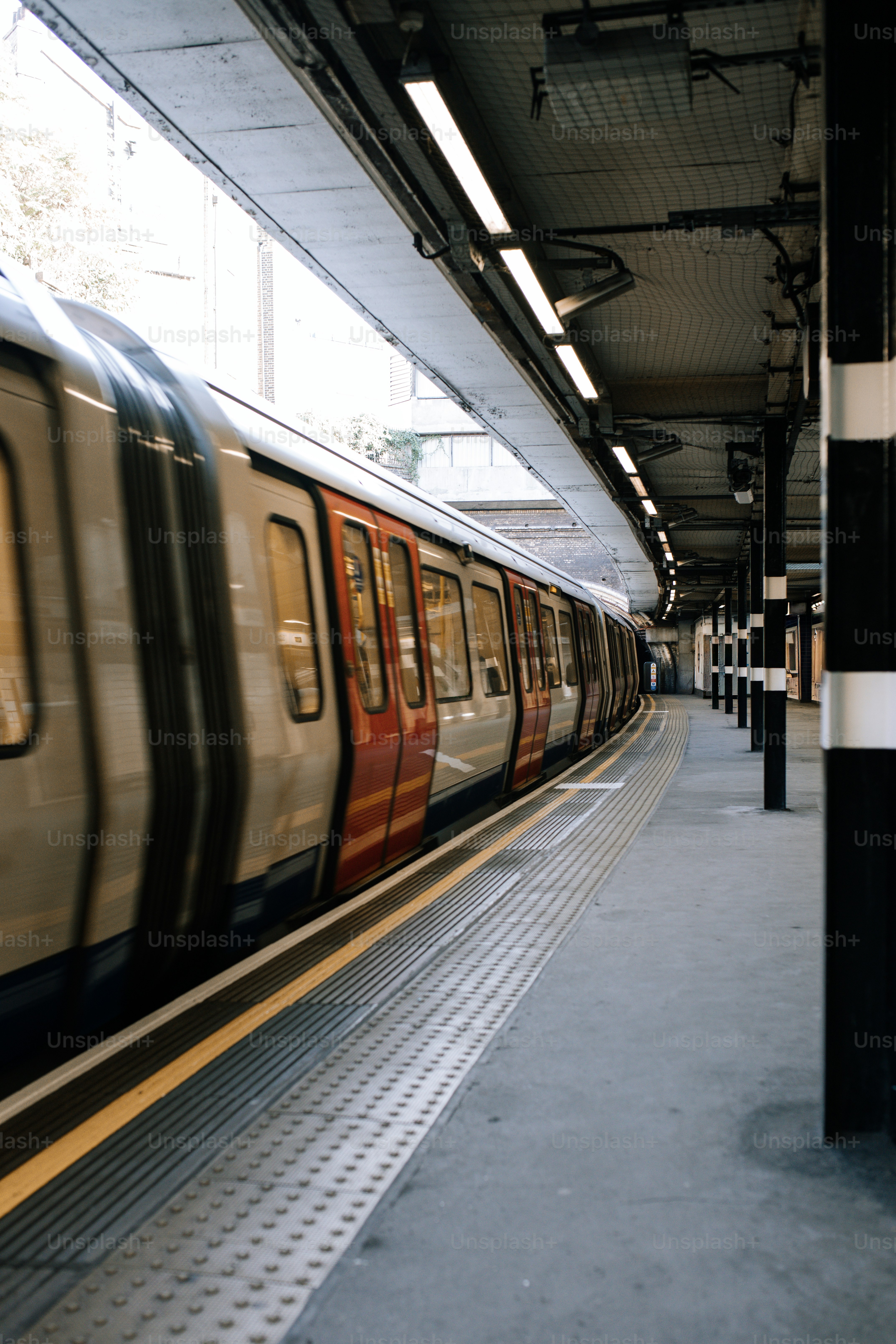 Un tren que se detiene en una estación de tren