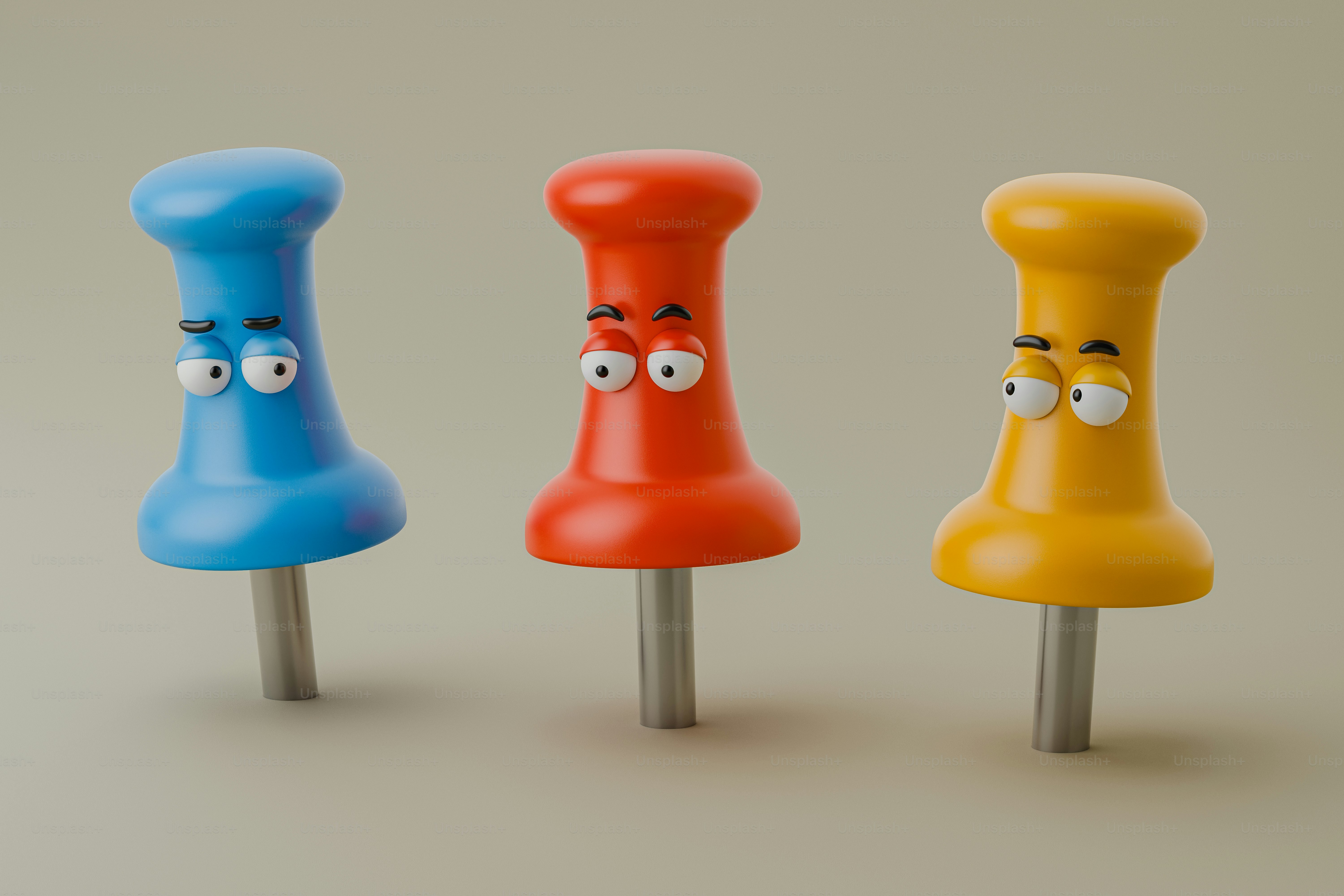 Un grupo de tres tapones de diferentes colores con caras