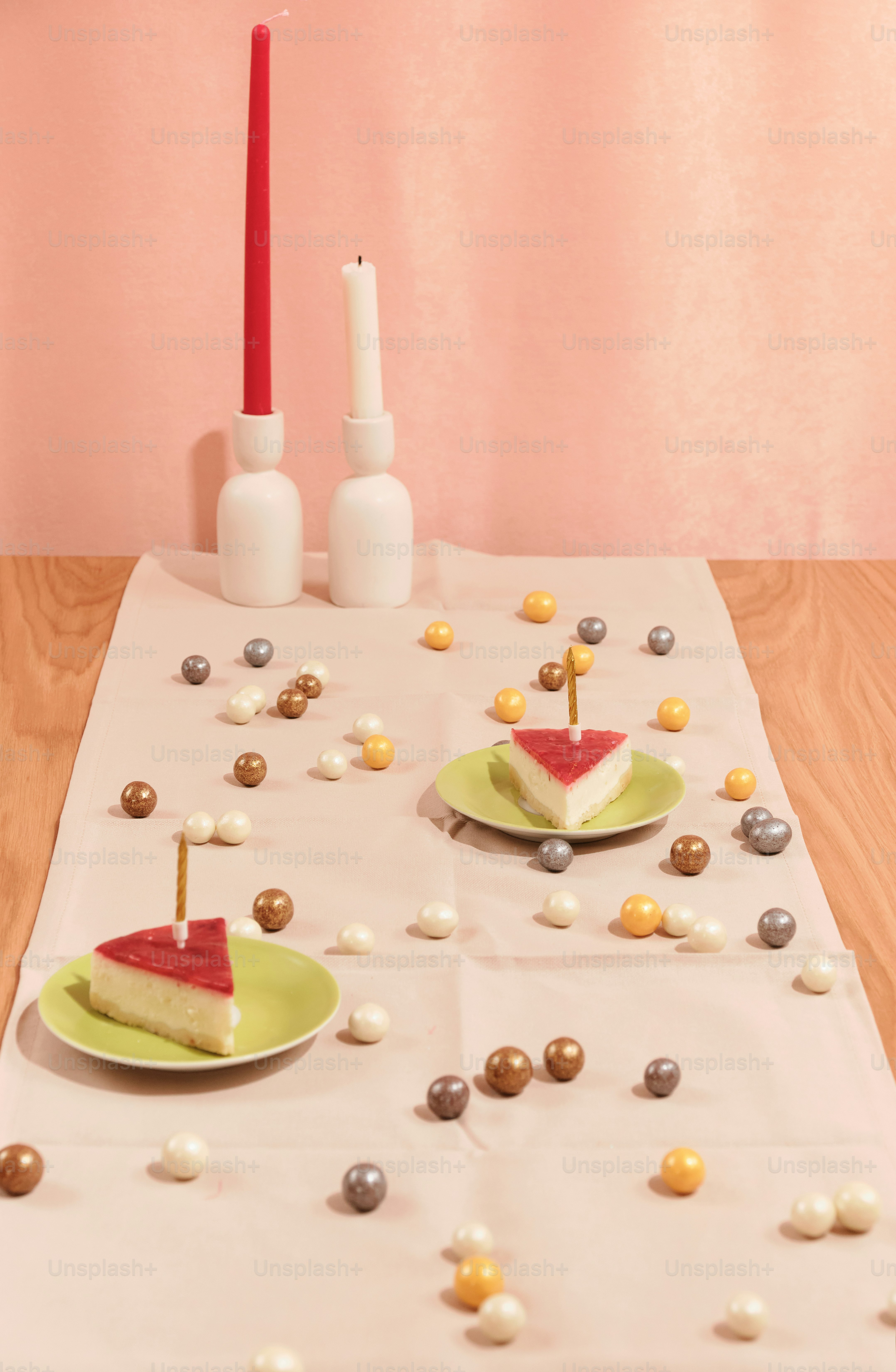 Una mesa cubierta con dos platos de comida