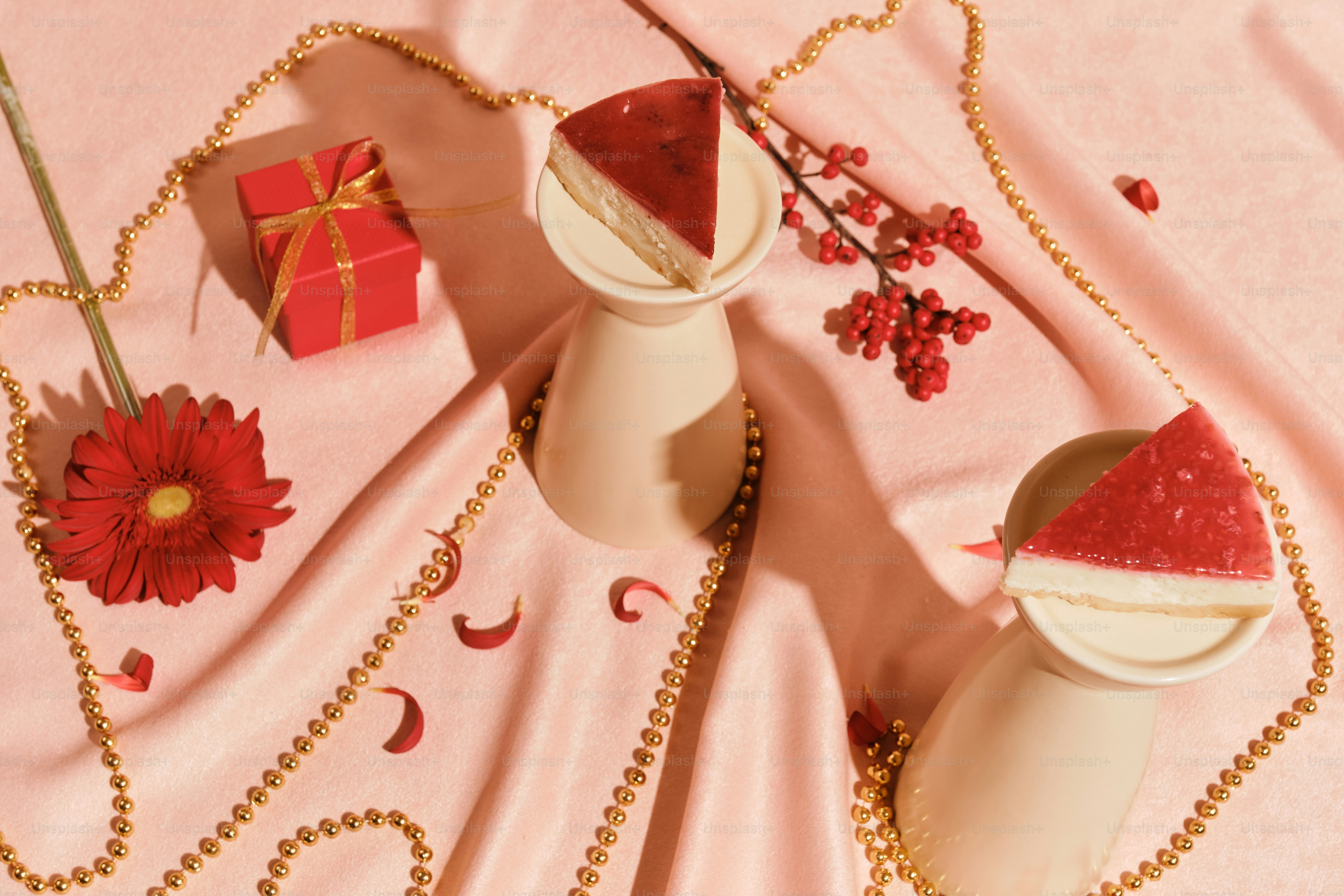 Una mesa cubierta con un jarrón lleno de flores rojas