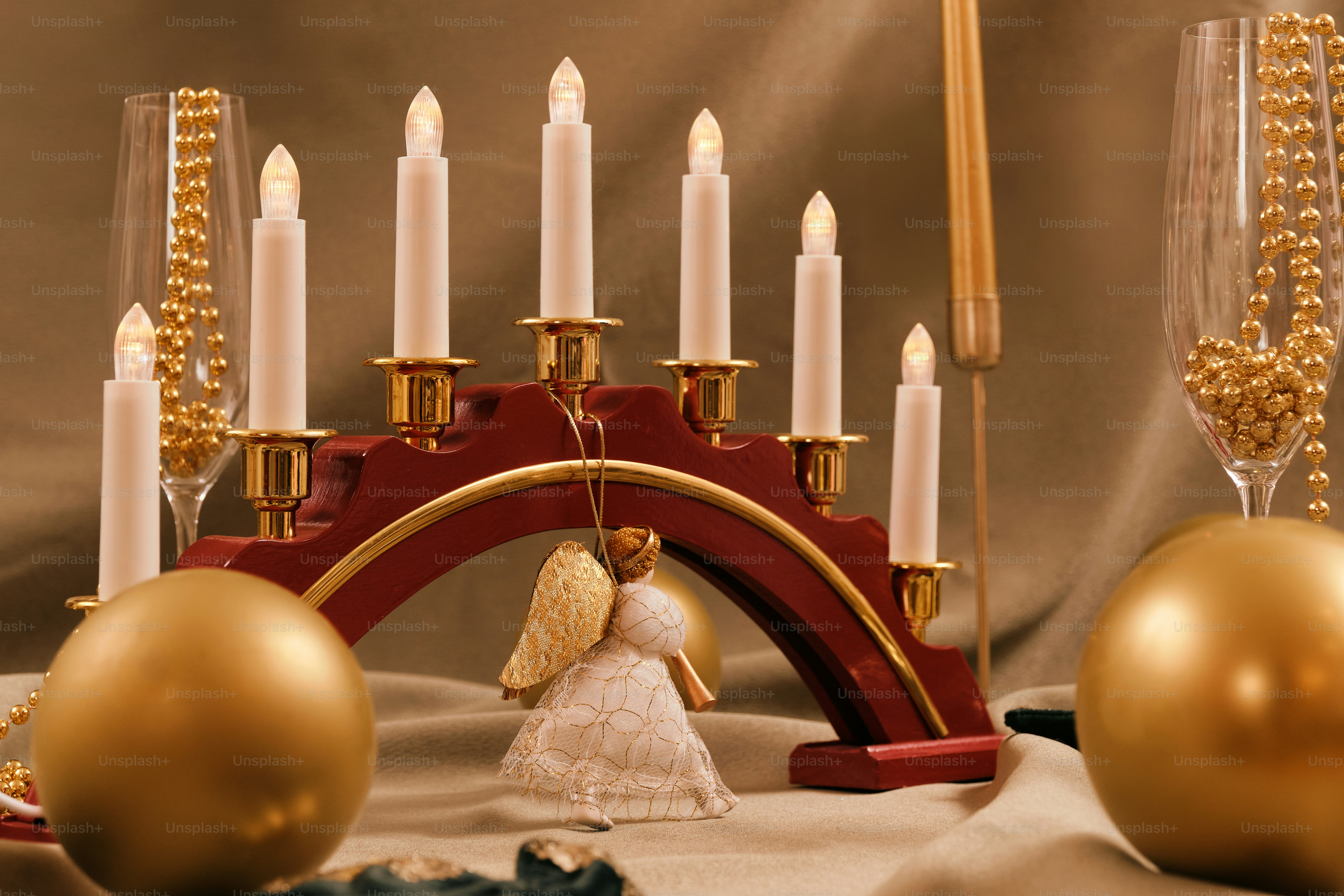 Una mesa cubierta con velas y adornos navideños