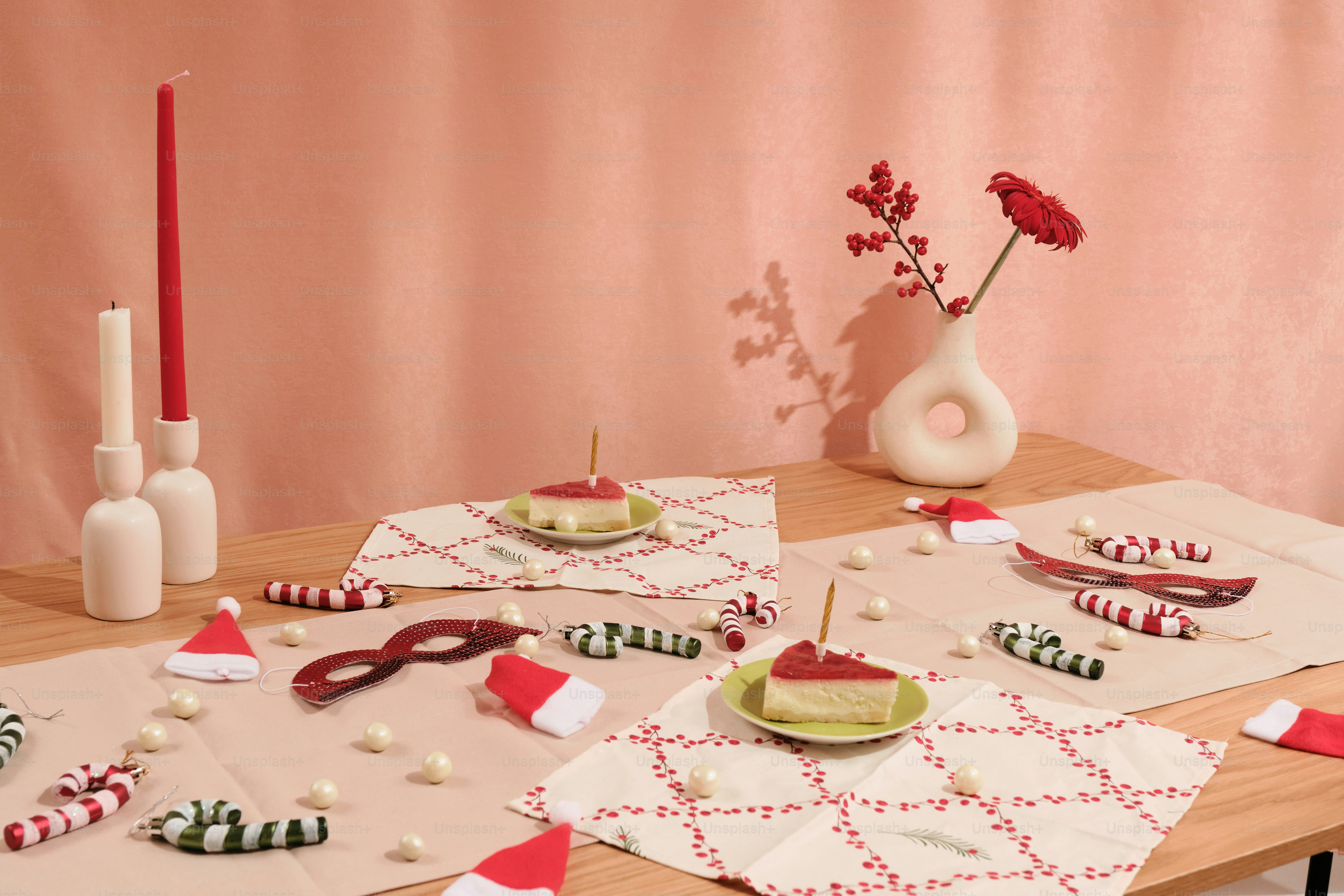 Una mesa de madera cubierta con muchos adornos navideños