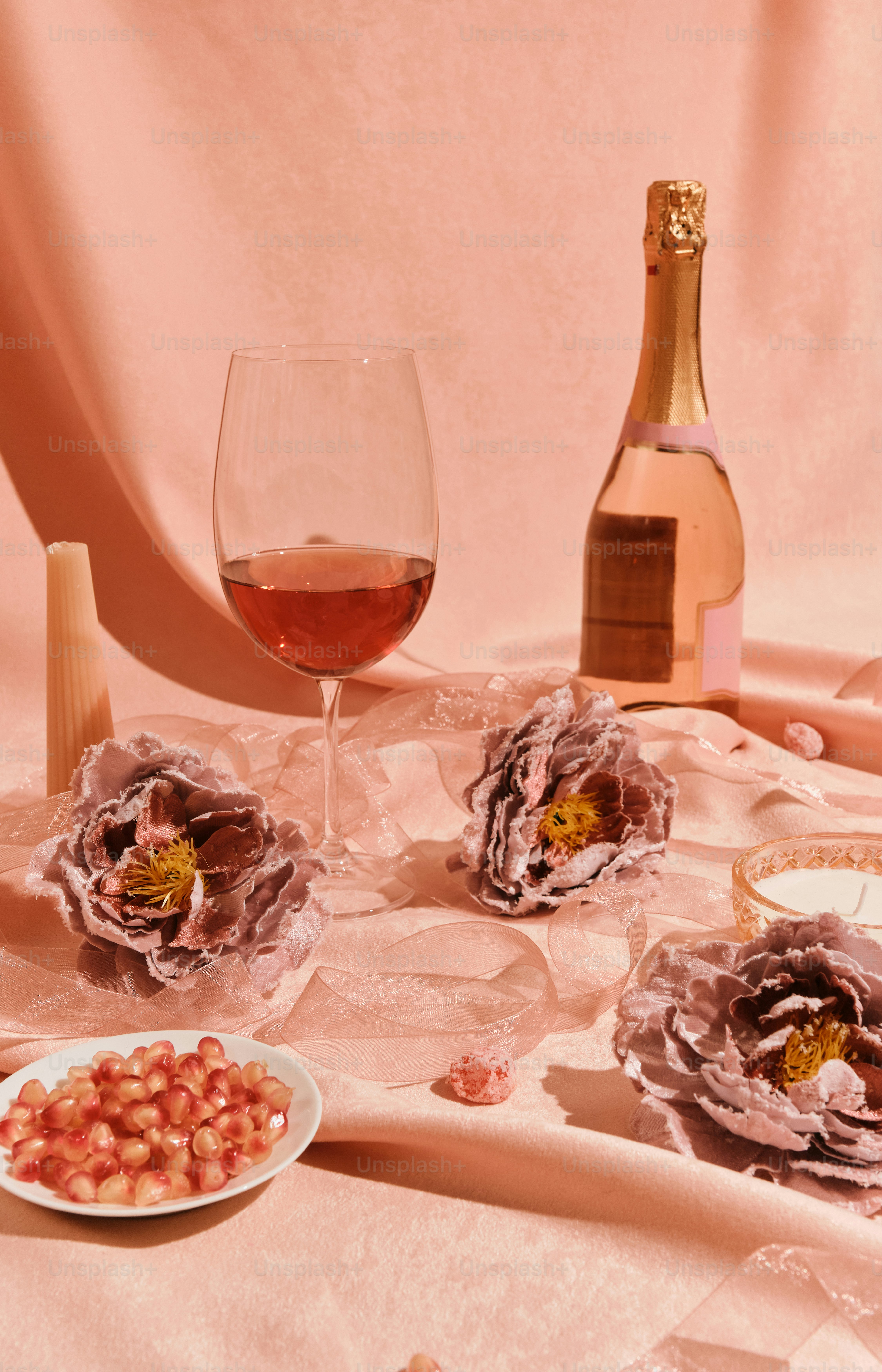 Una mesa cubierta con platos de comida y una copa de vino