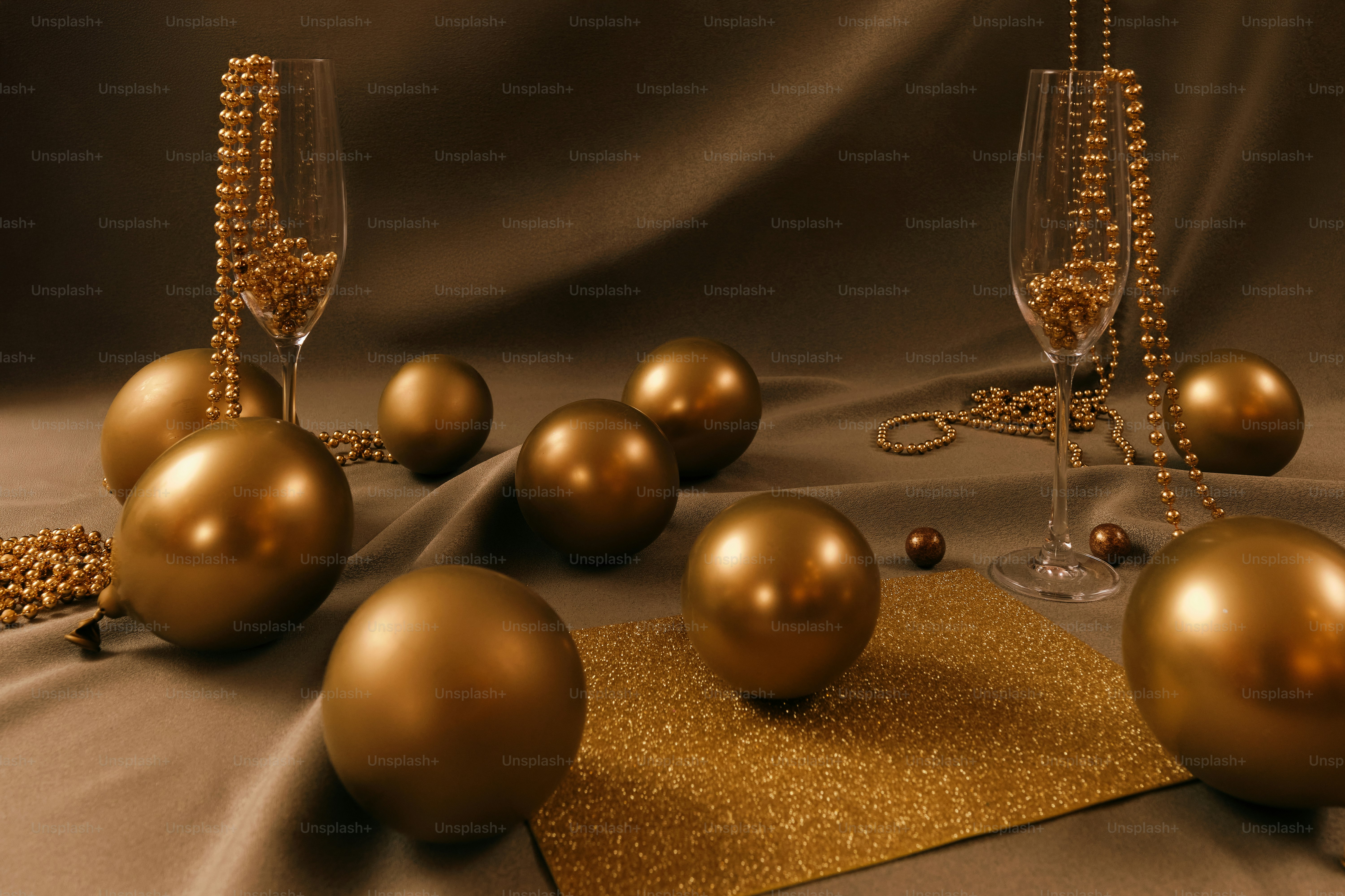 Una mesa cubierta con un montón de bolas doradas brillantes