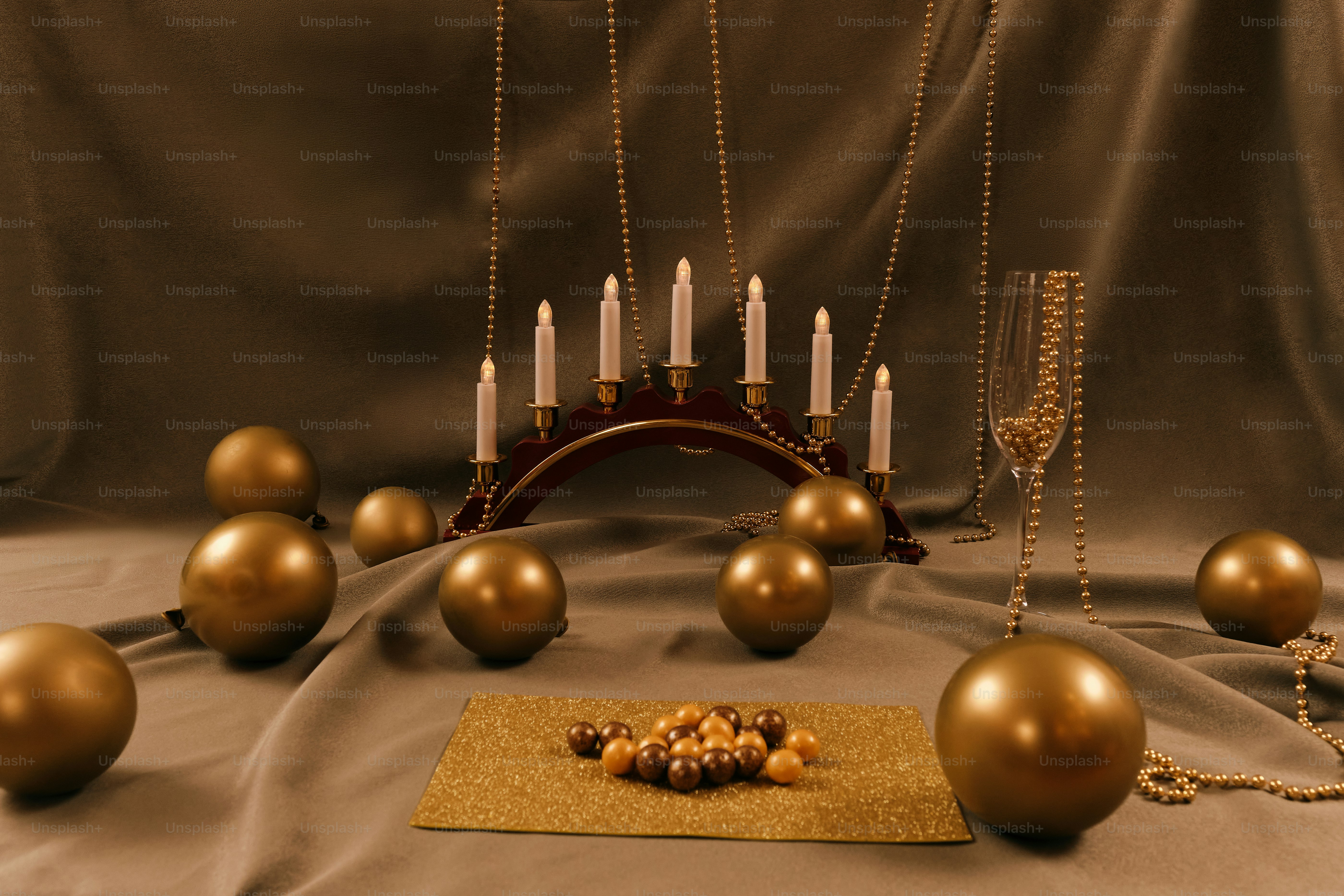 Un montón de bolas y velas sobre una mesa