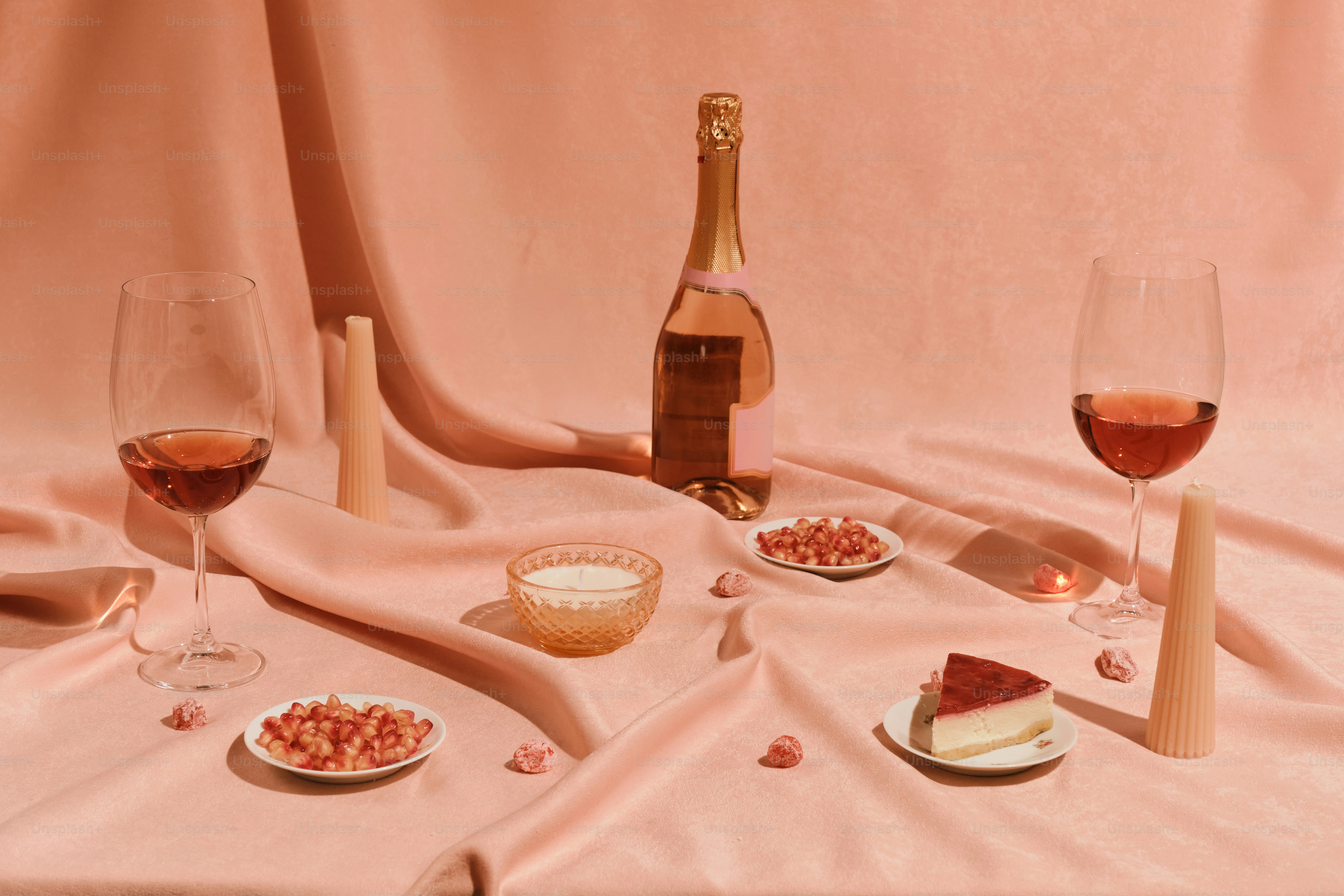 Una mesa cubierta con platos de comida y copas de vino