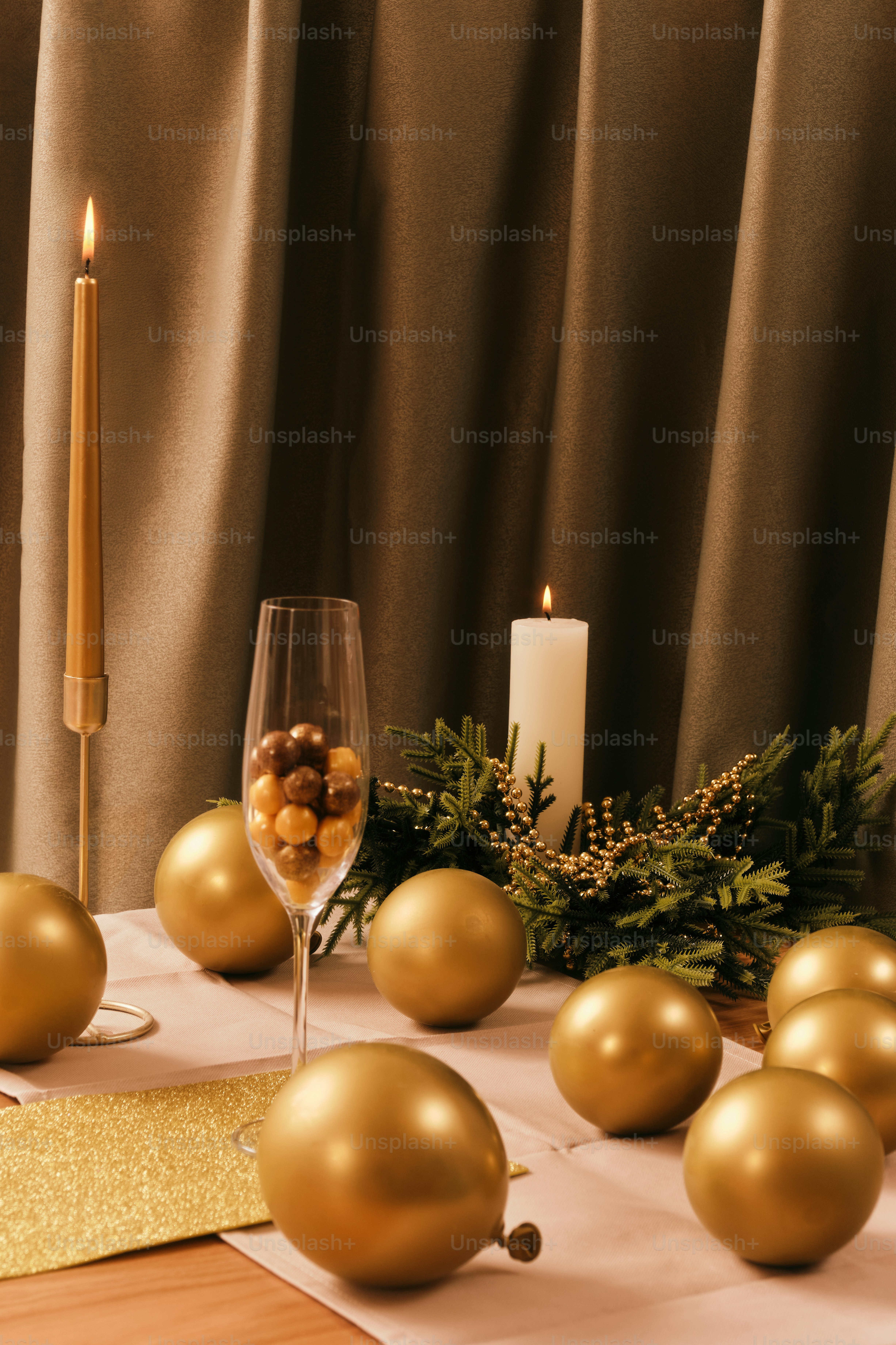 Una mesa cubierta con adornos de oro y velas