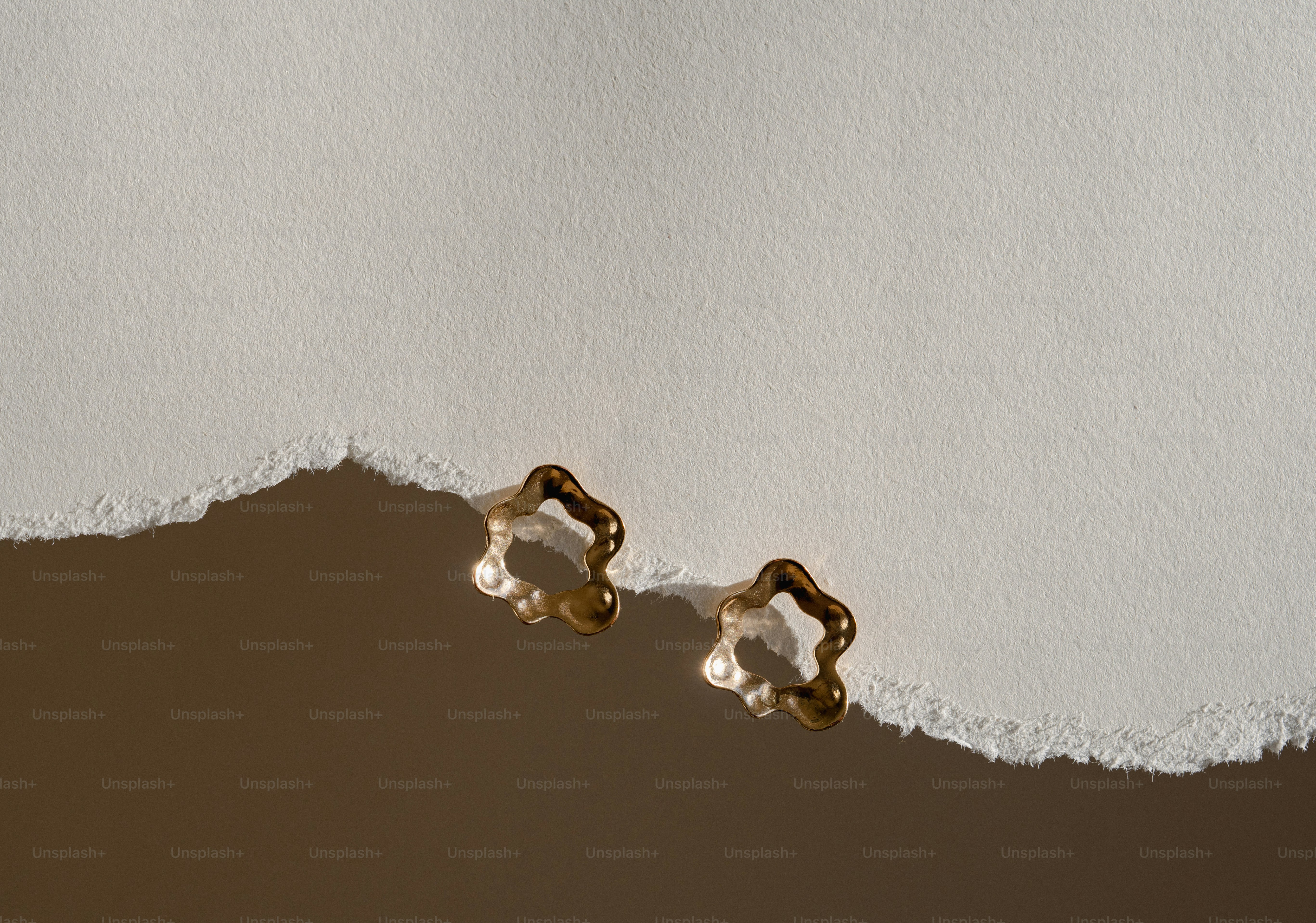 破れた紙にイヤリングがついているもの