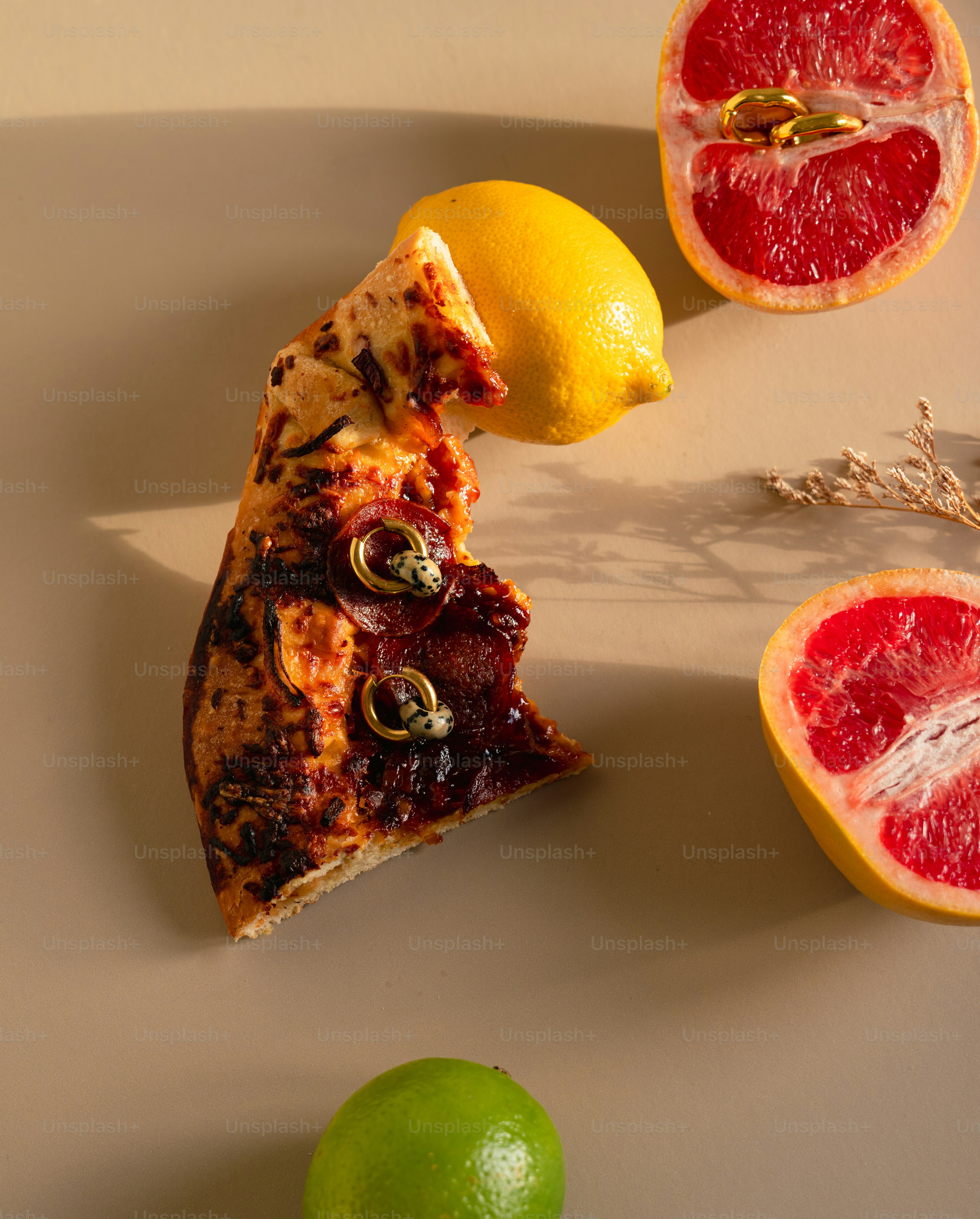 Ein Stück Pizza auf einem weißen Teller