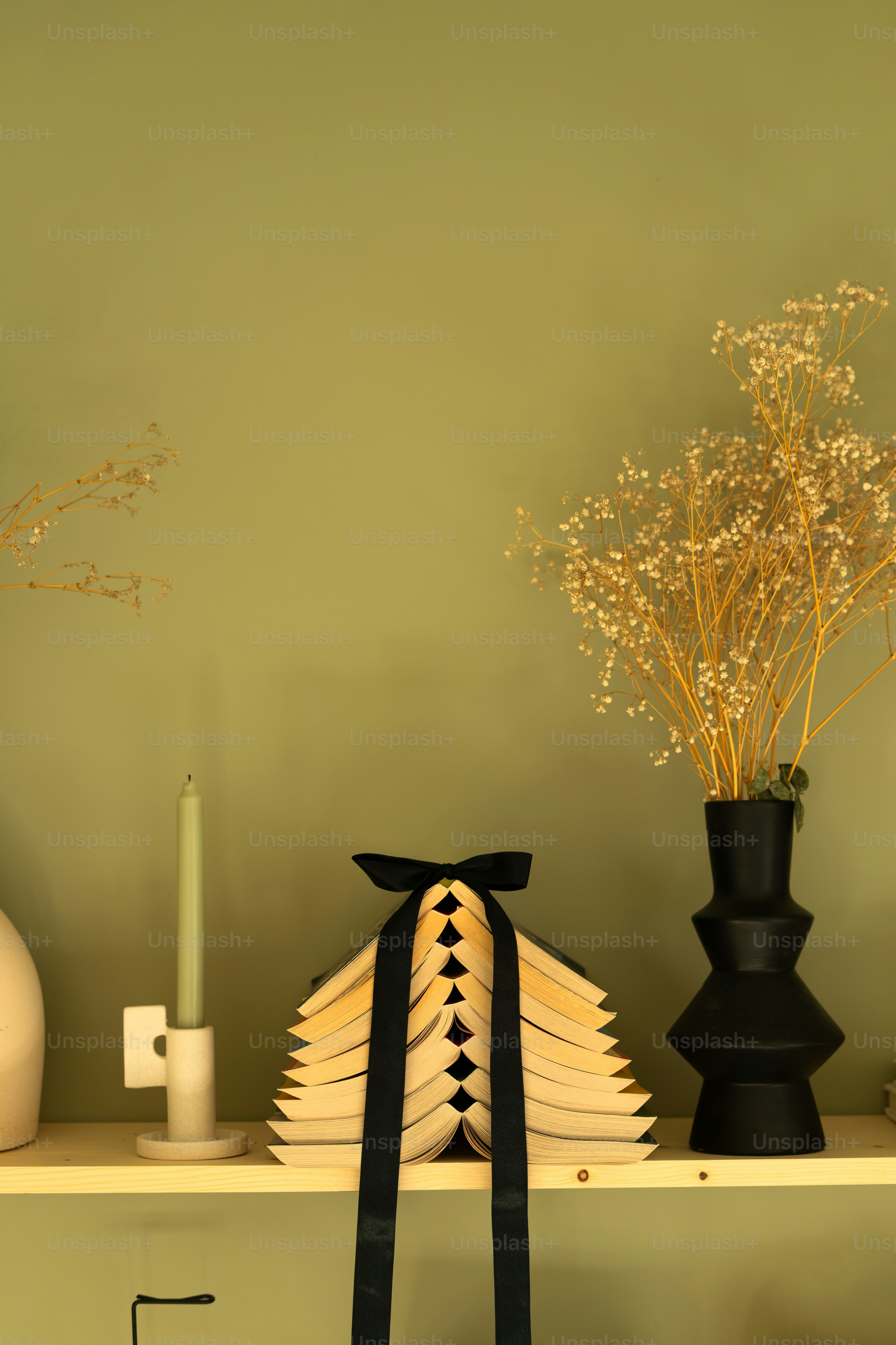 花瓶やキャンドルなどを載せた棚