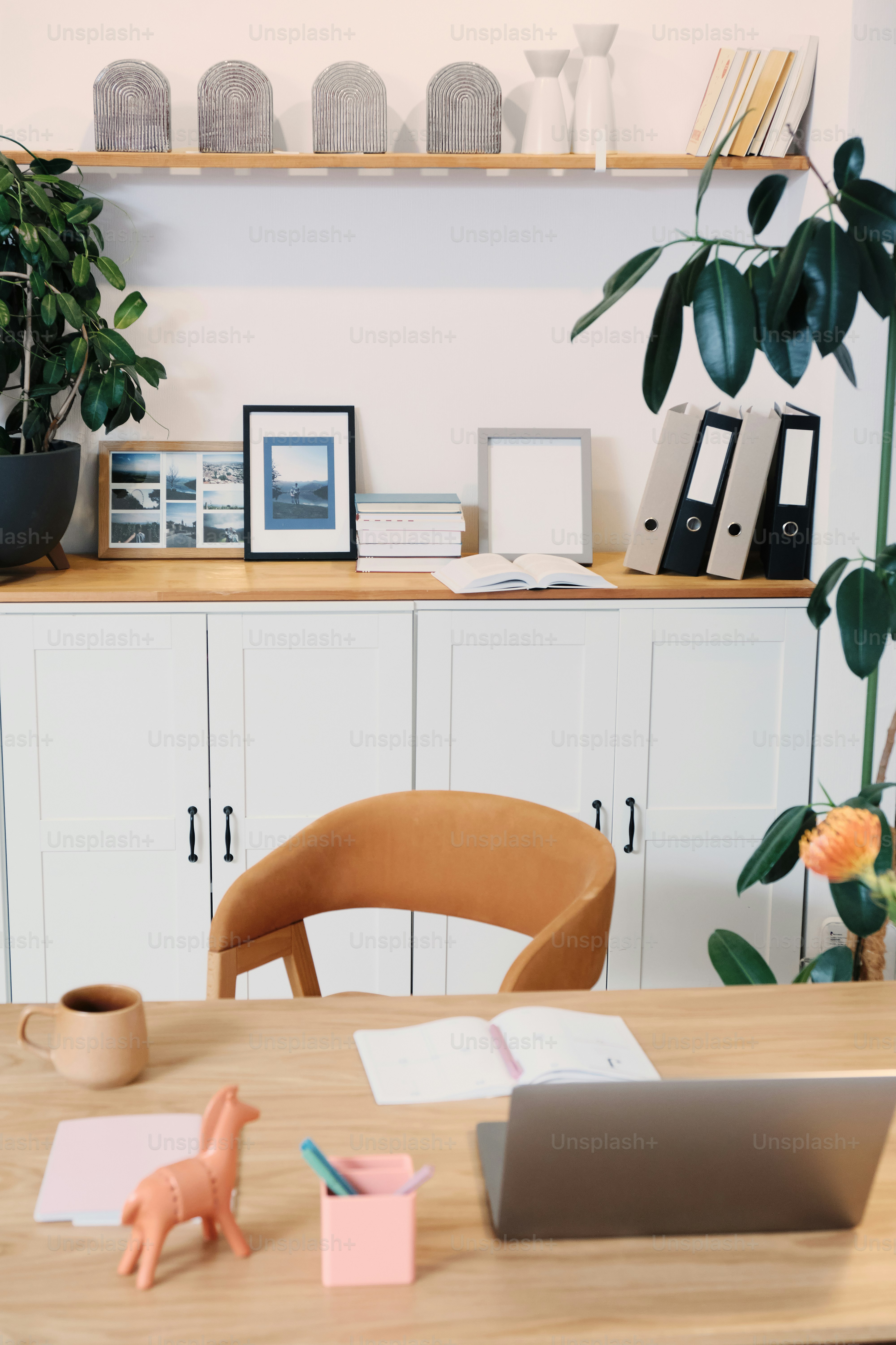 Ein Holztisch mit einem Laptop