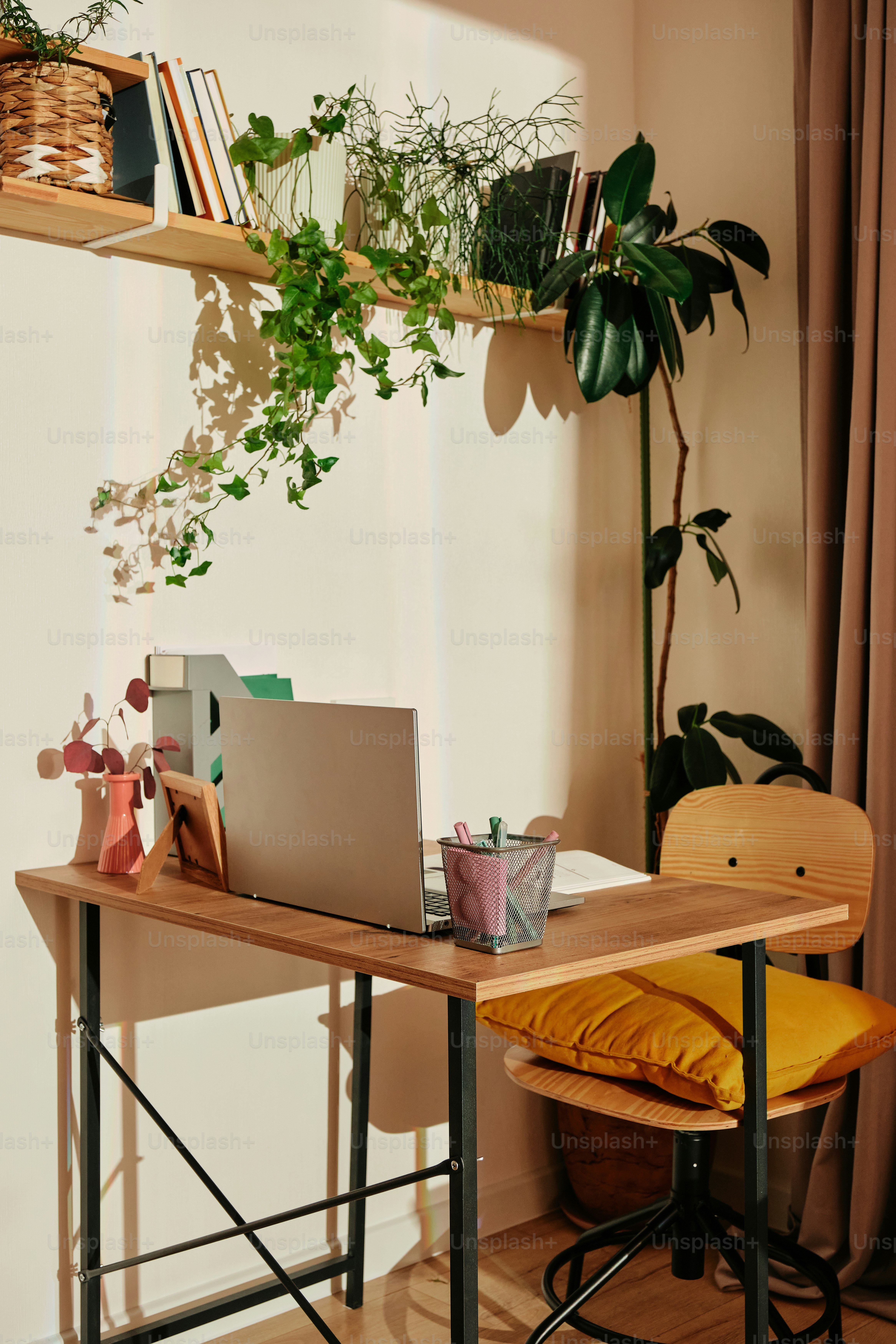 Ein Laptop, der auf einem Holzschreibtisch sitzt