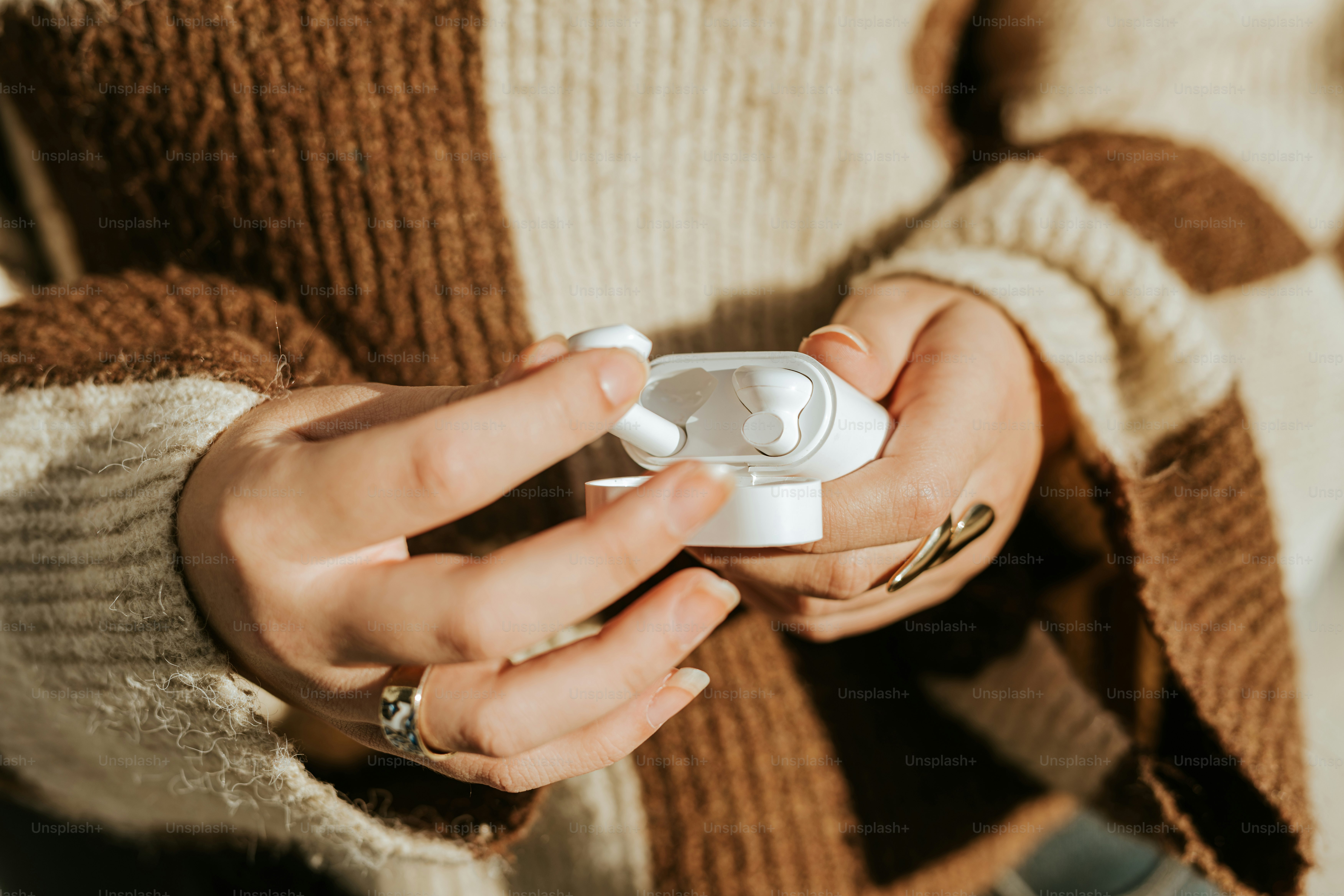 Una donna che tiene un controller di gioco nintendo wii