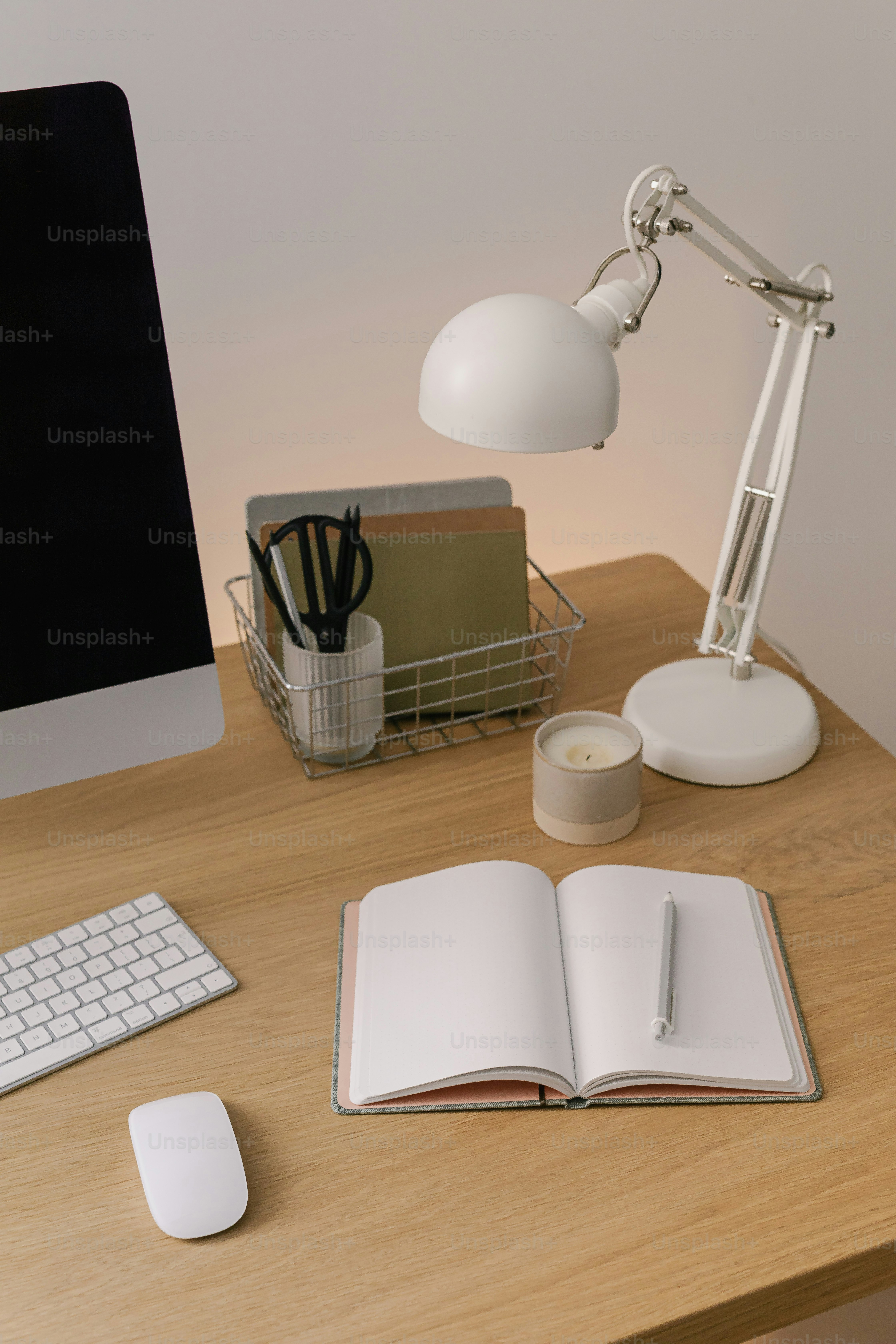 컴퓨터, 키보드, 마우스, 책이 있는 책상