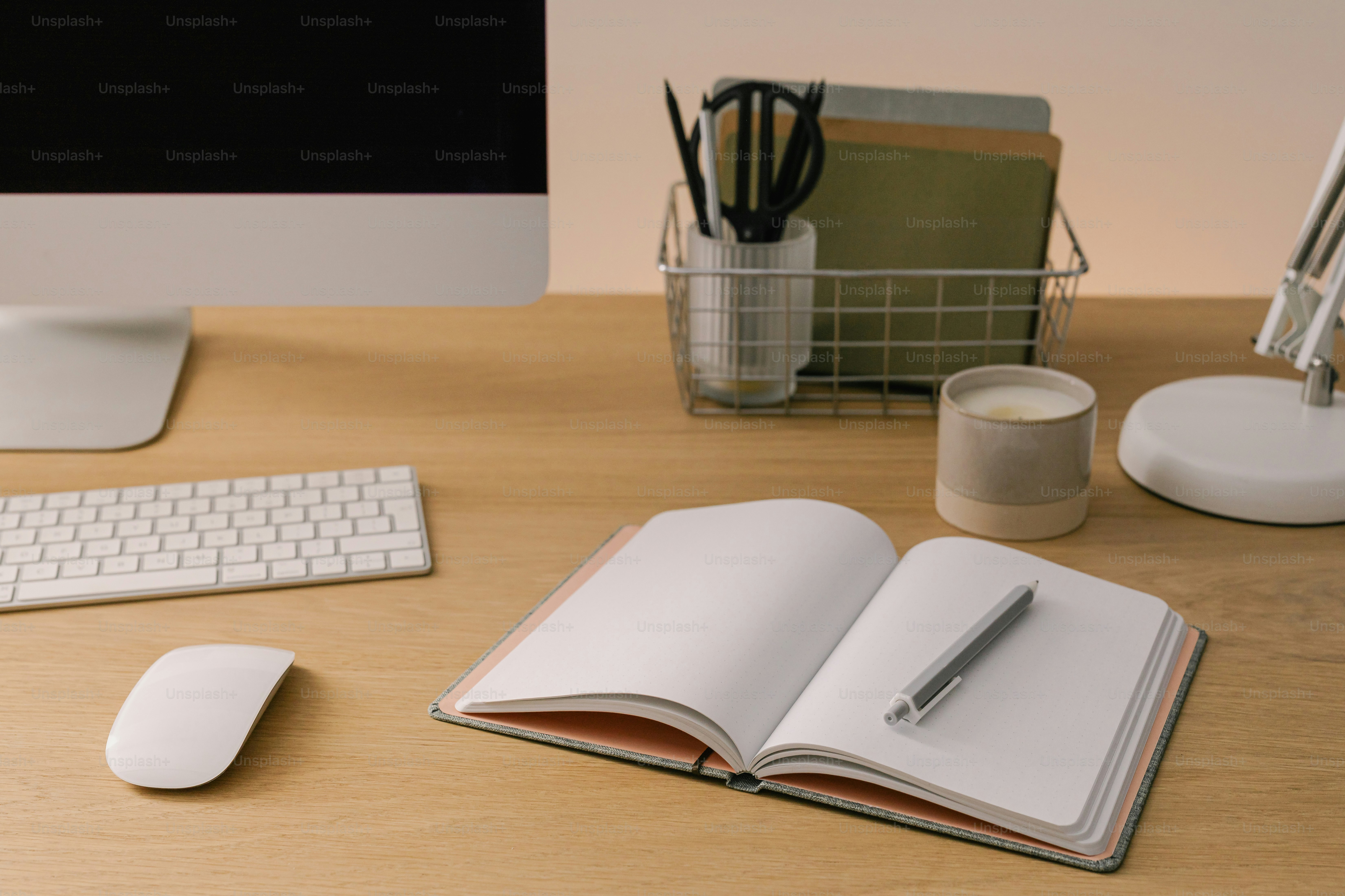 Un bureau avec un clavier, une souris et un livre