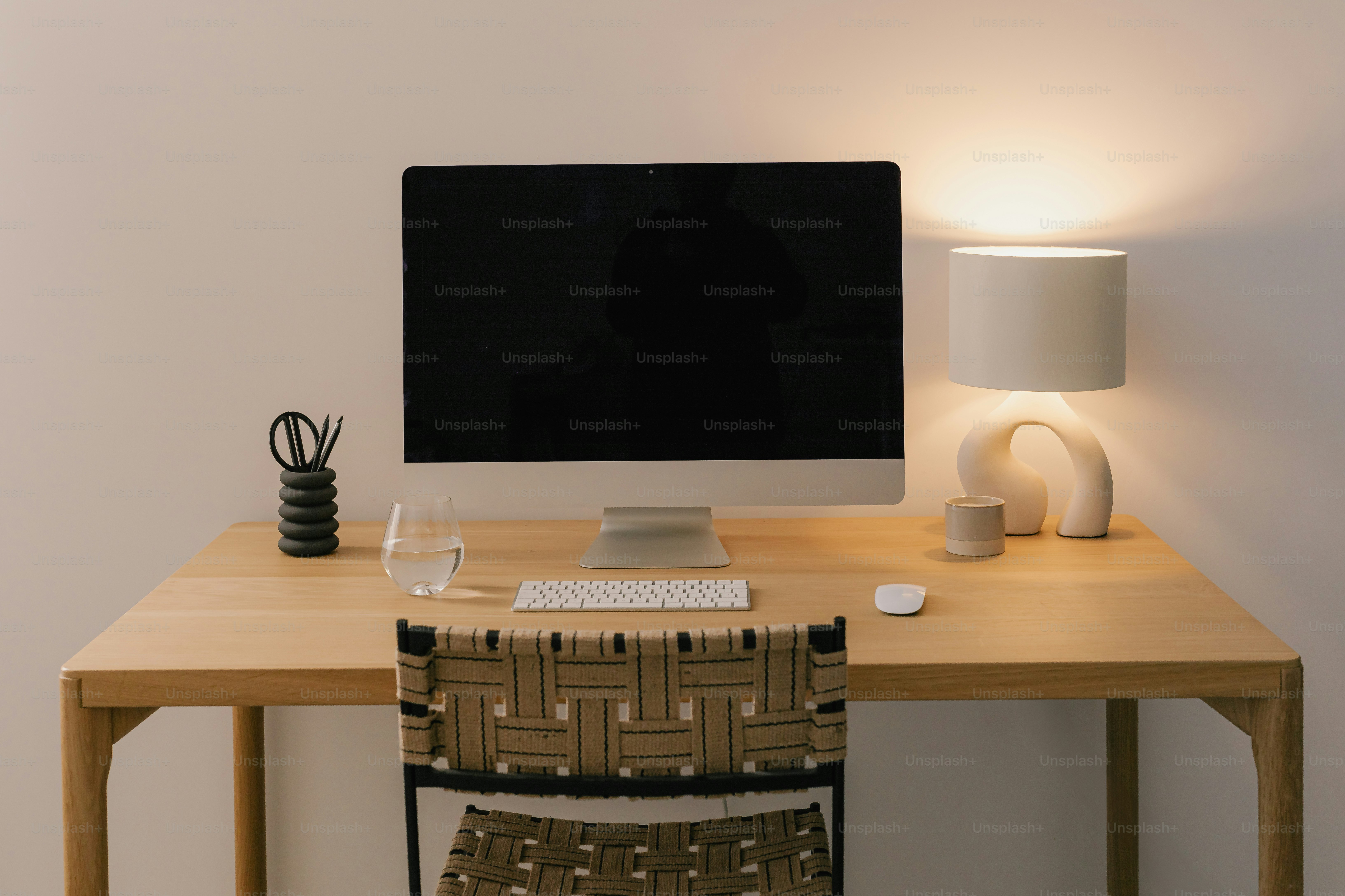 Un escritorio de madera con un ordenador encima