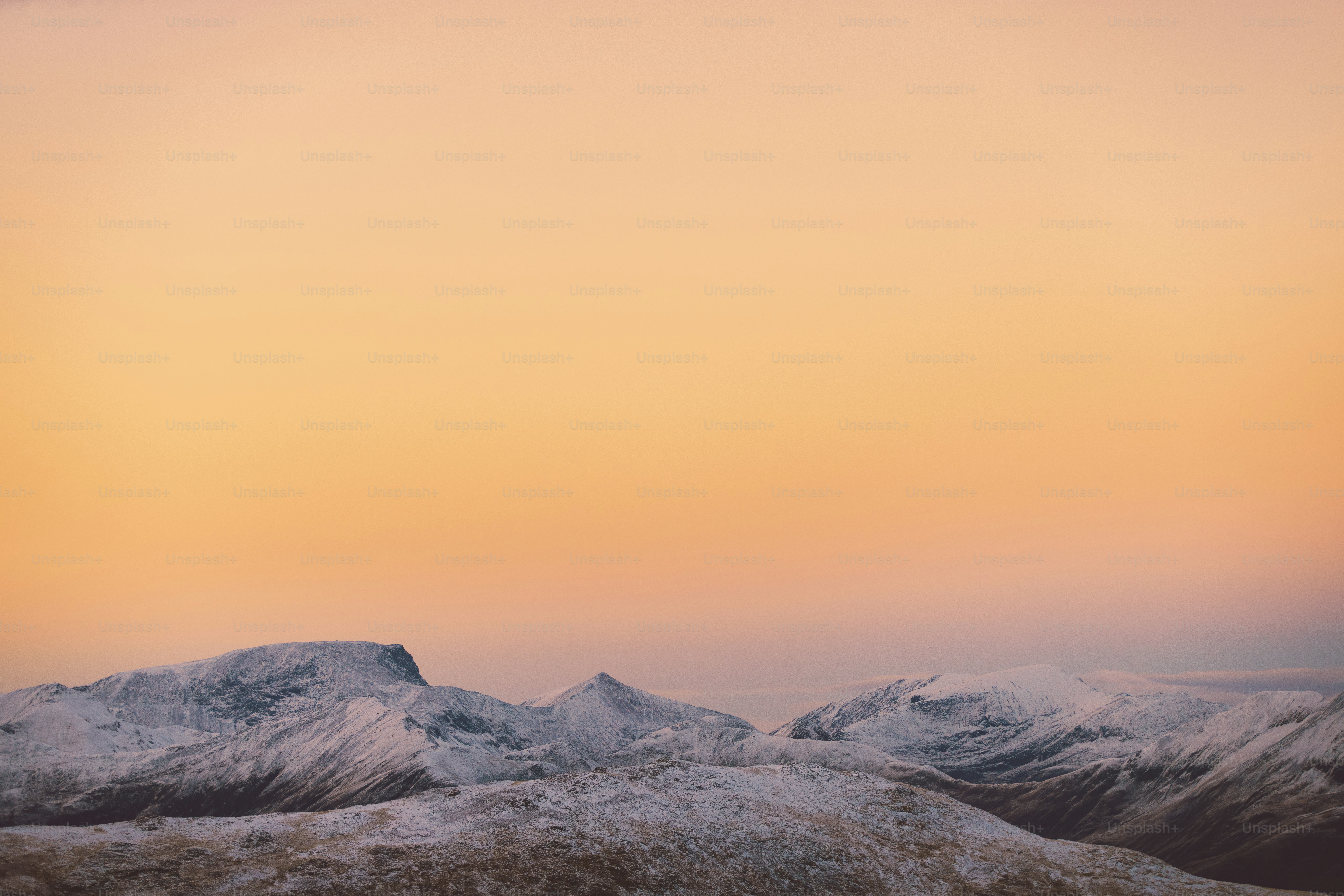 A view of a snowy mountain range at sunset photo – Travel Image on Unsplash