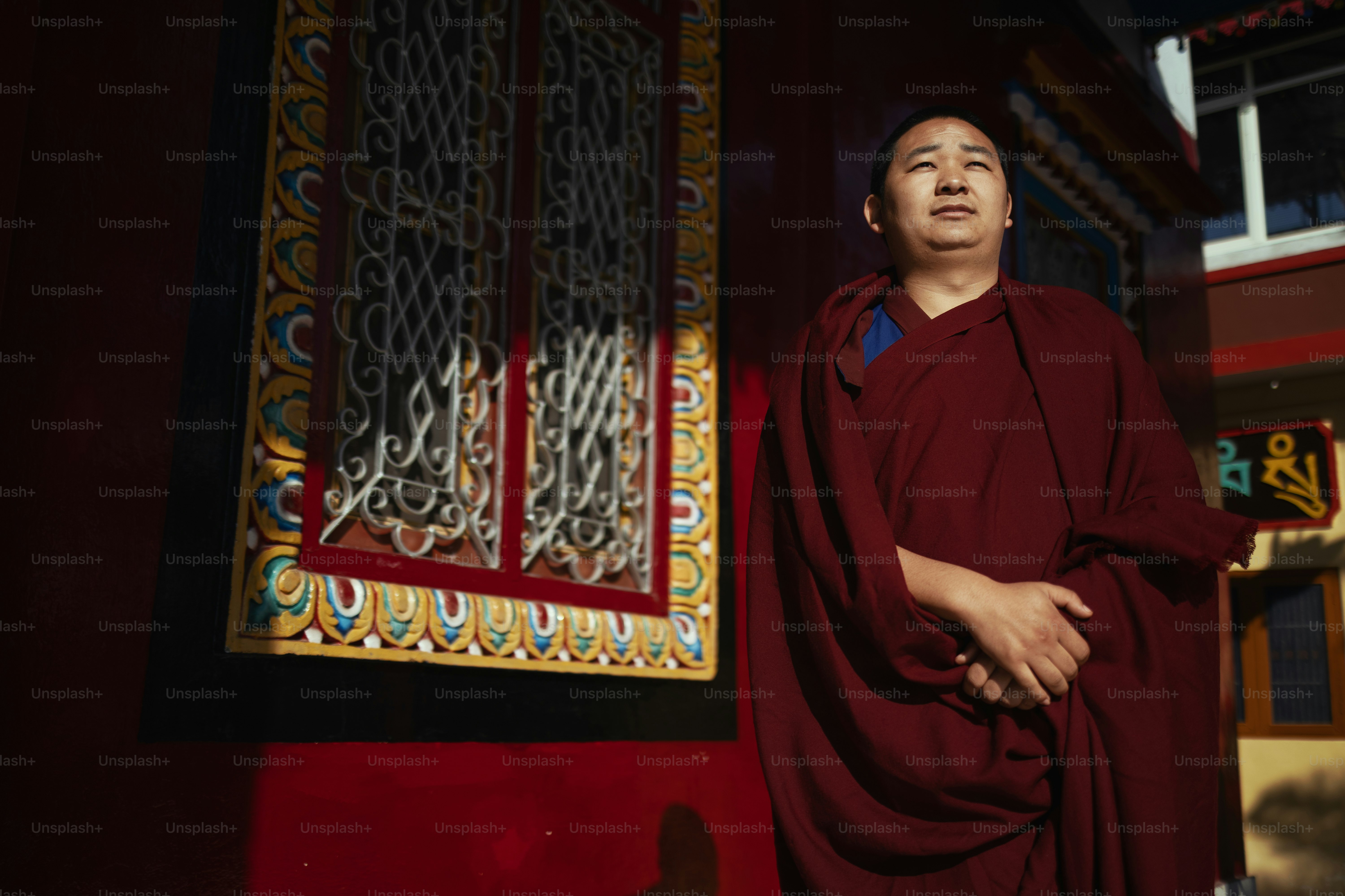 Un hombre parado frente a un edificio