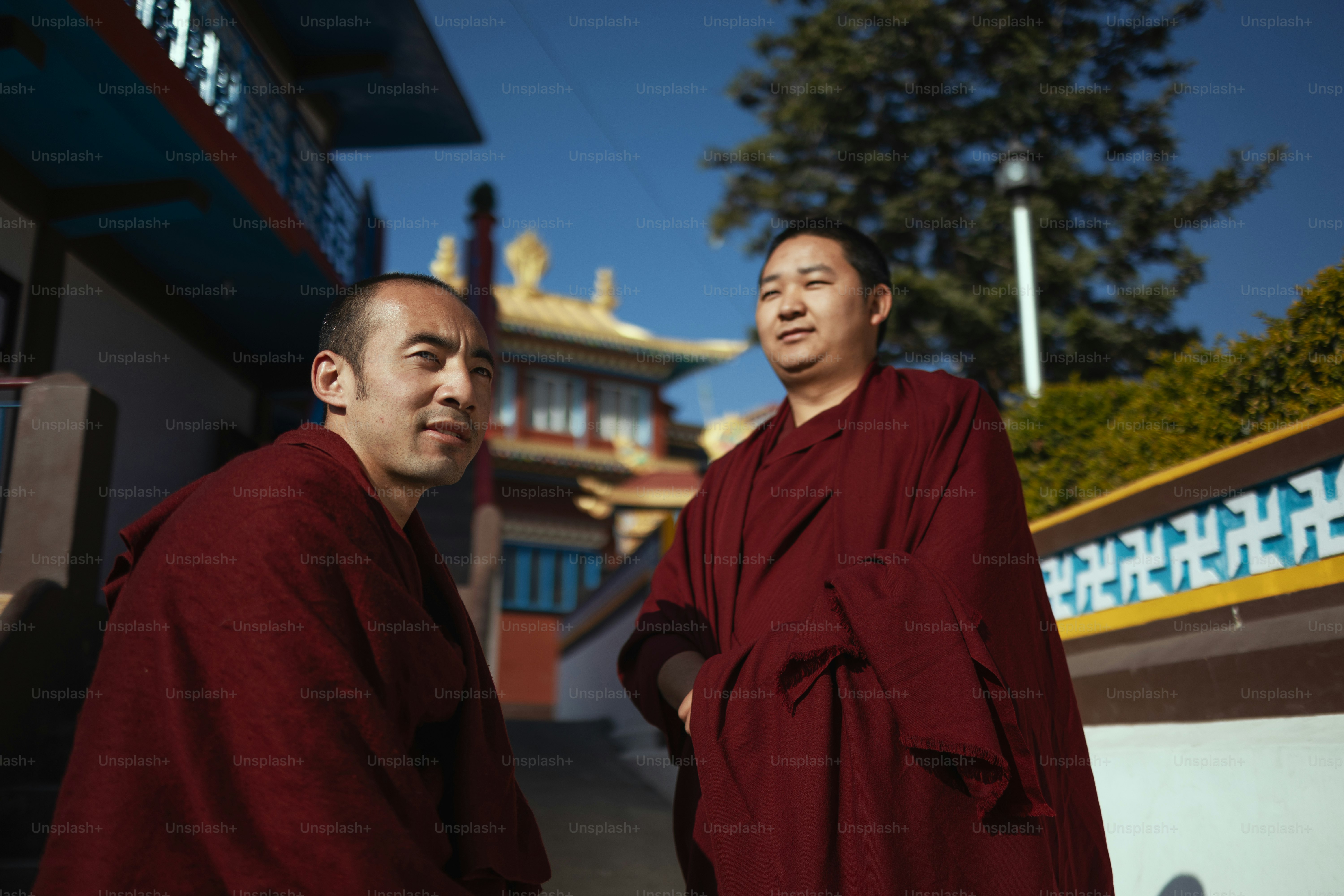Un par de hombres parados uno al lado del otro