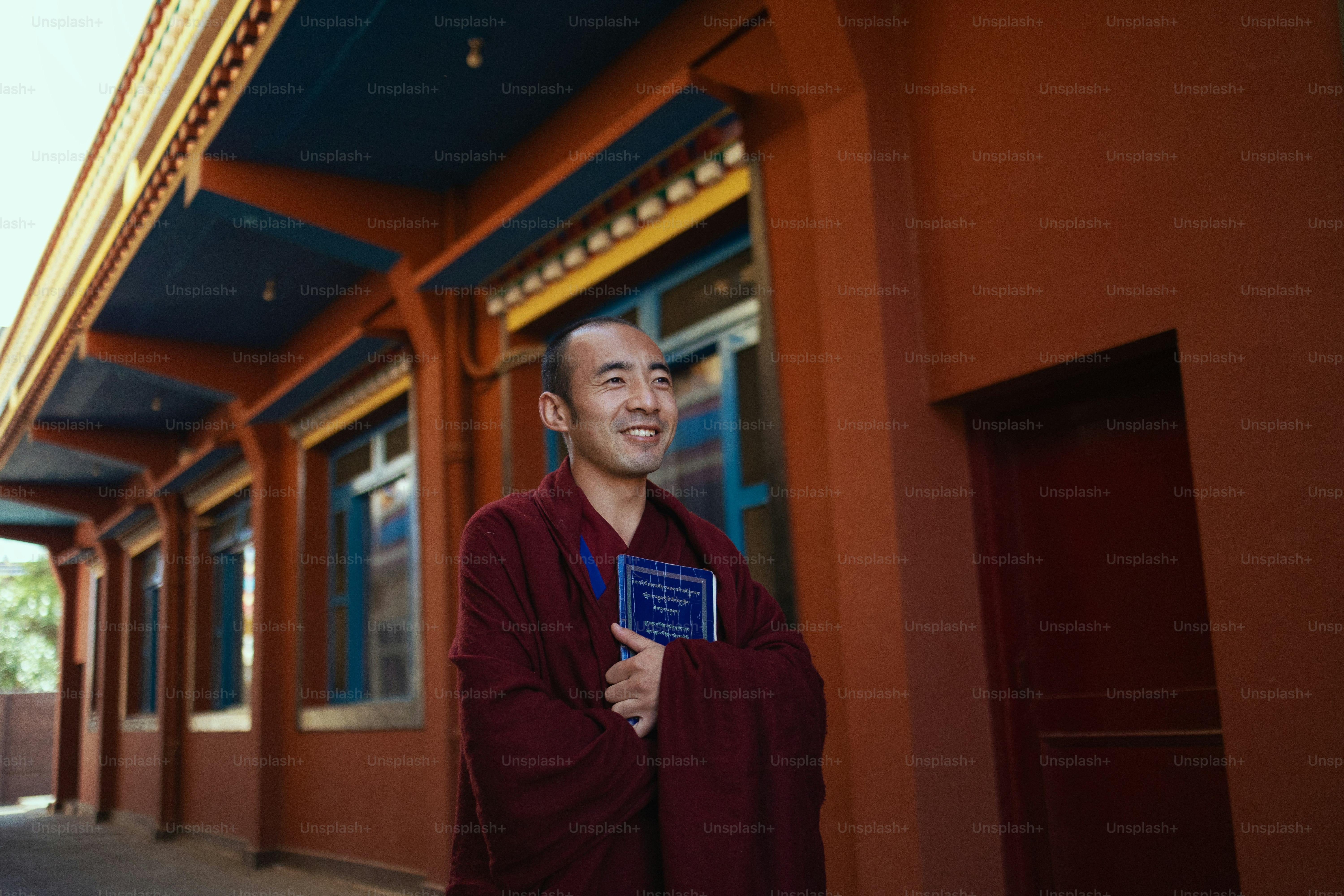 Un hombre con una túnica parado frente a un edificio