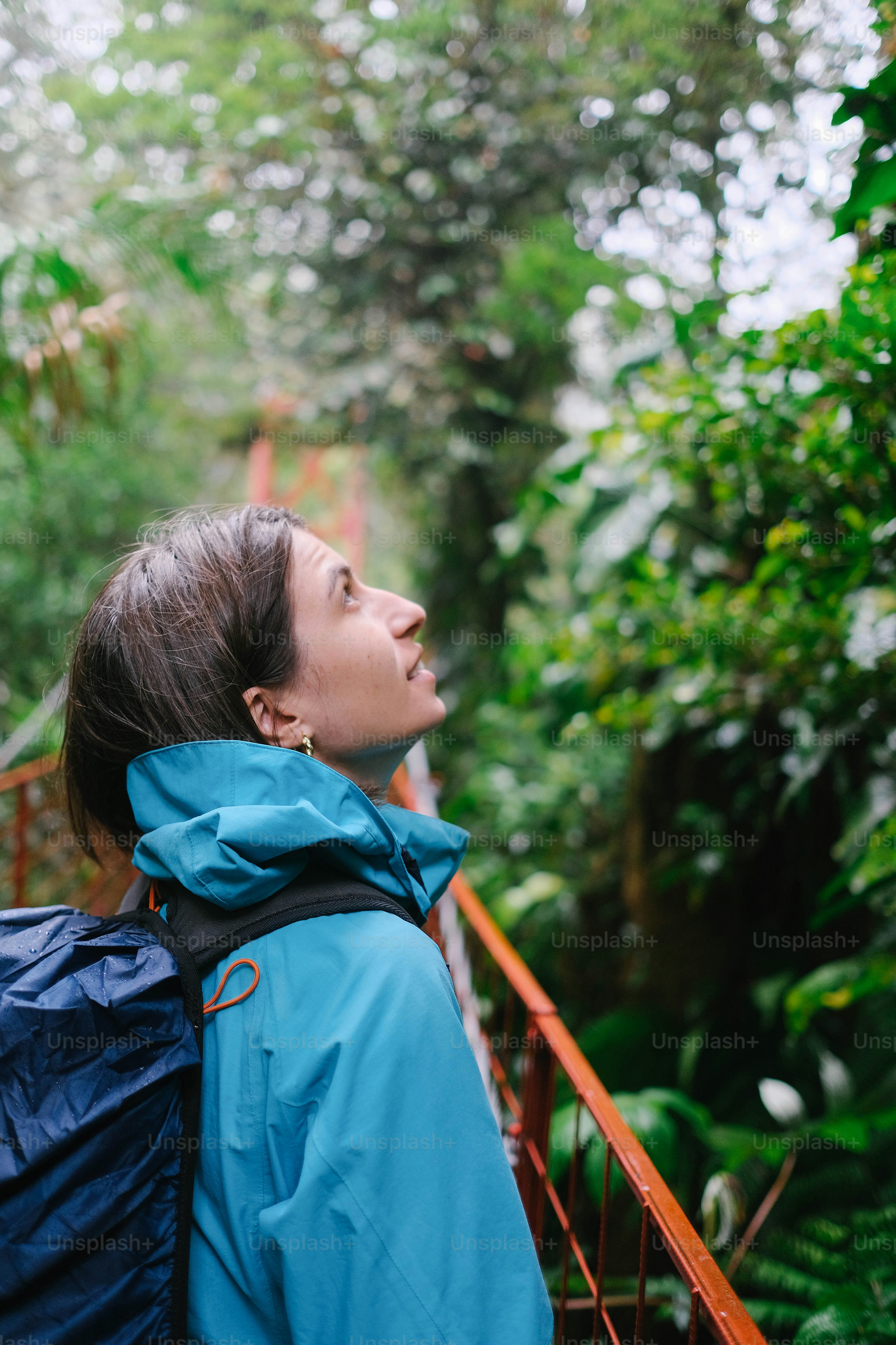 A person walking down a path in the woods photo – Woman Image on Unsplash