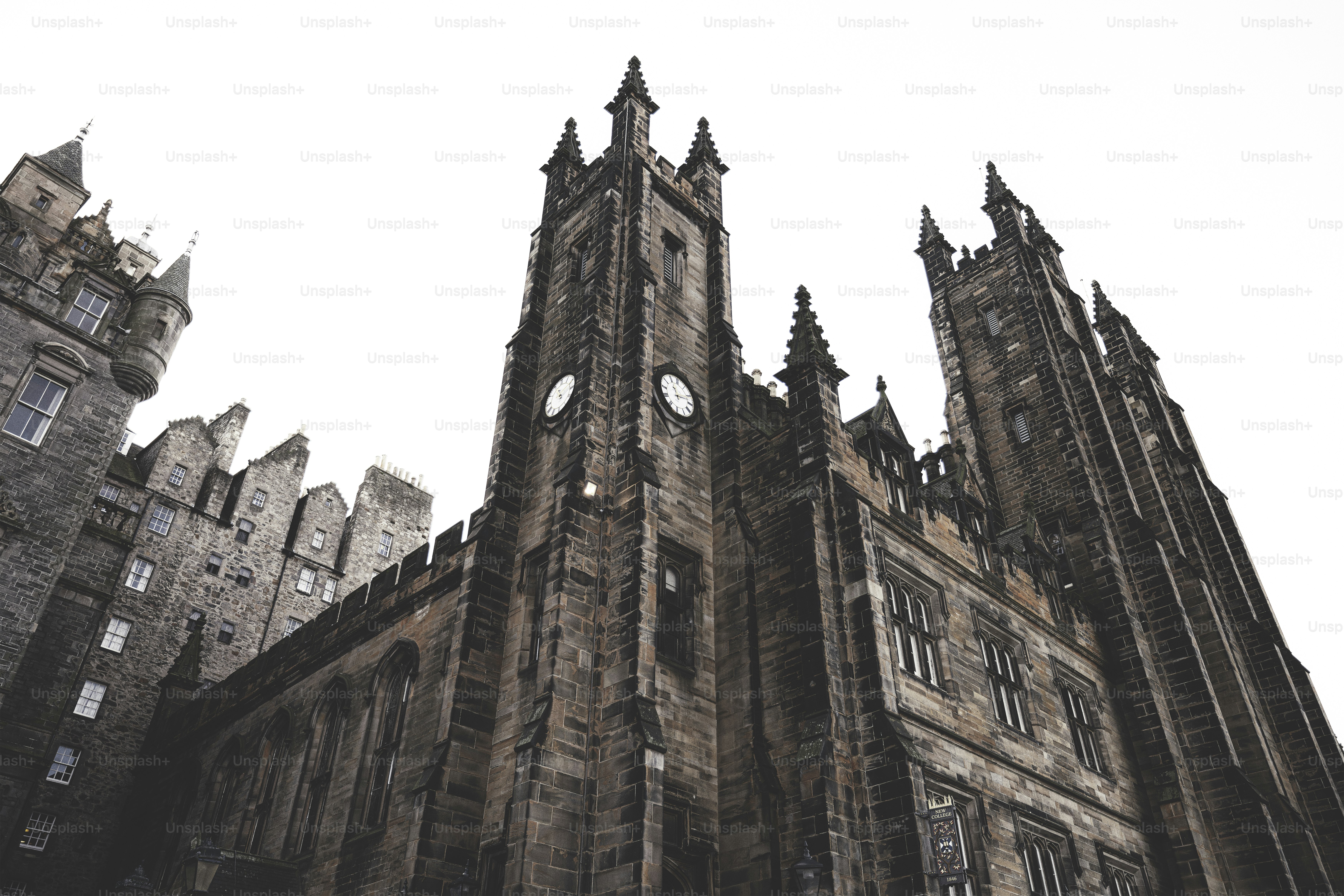 Un edificio molto alto con un orologio su un lato