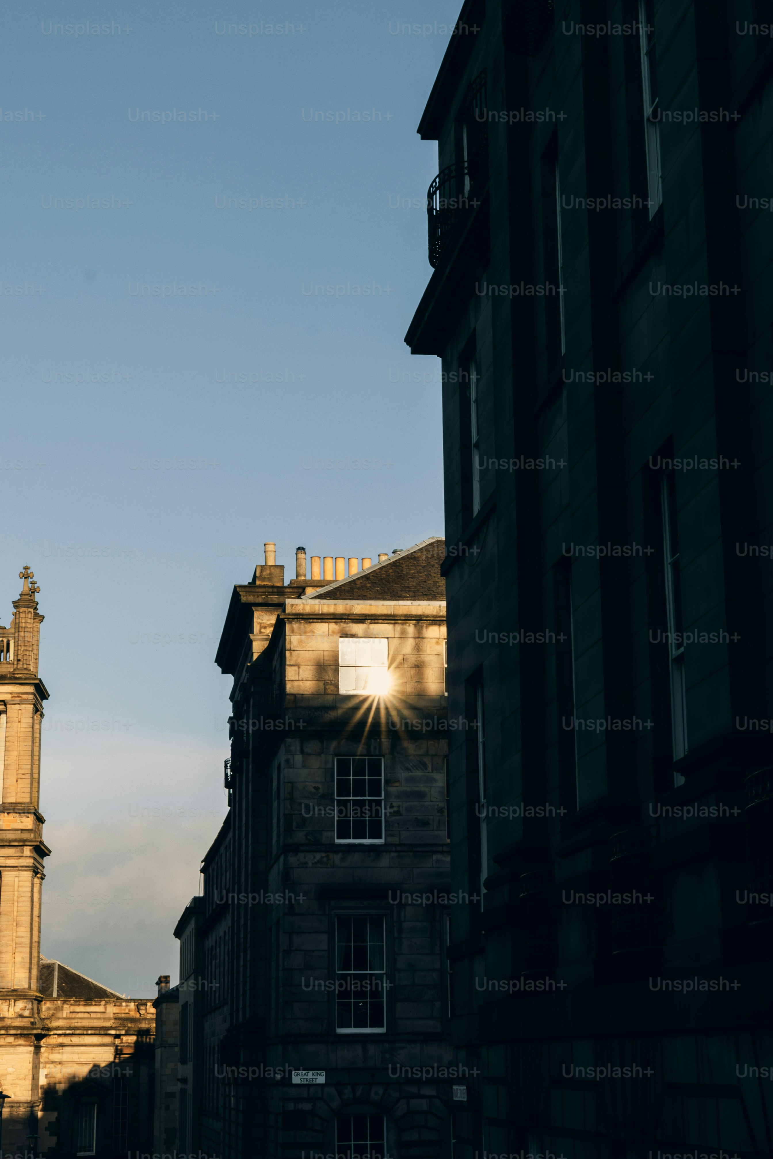 Ein hoher Uhrenturm, der über einer Stadt thront