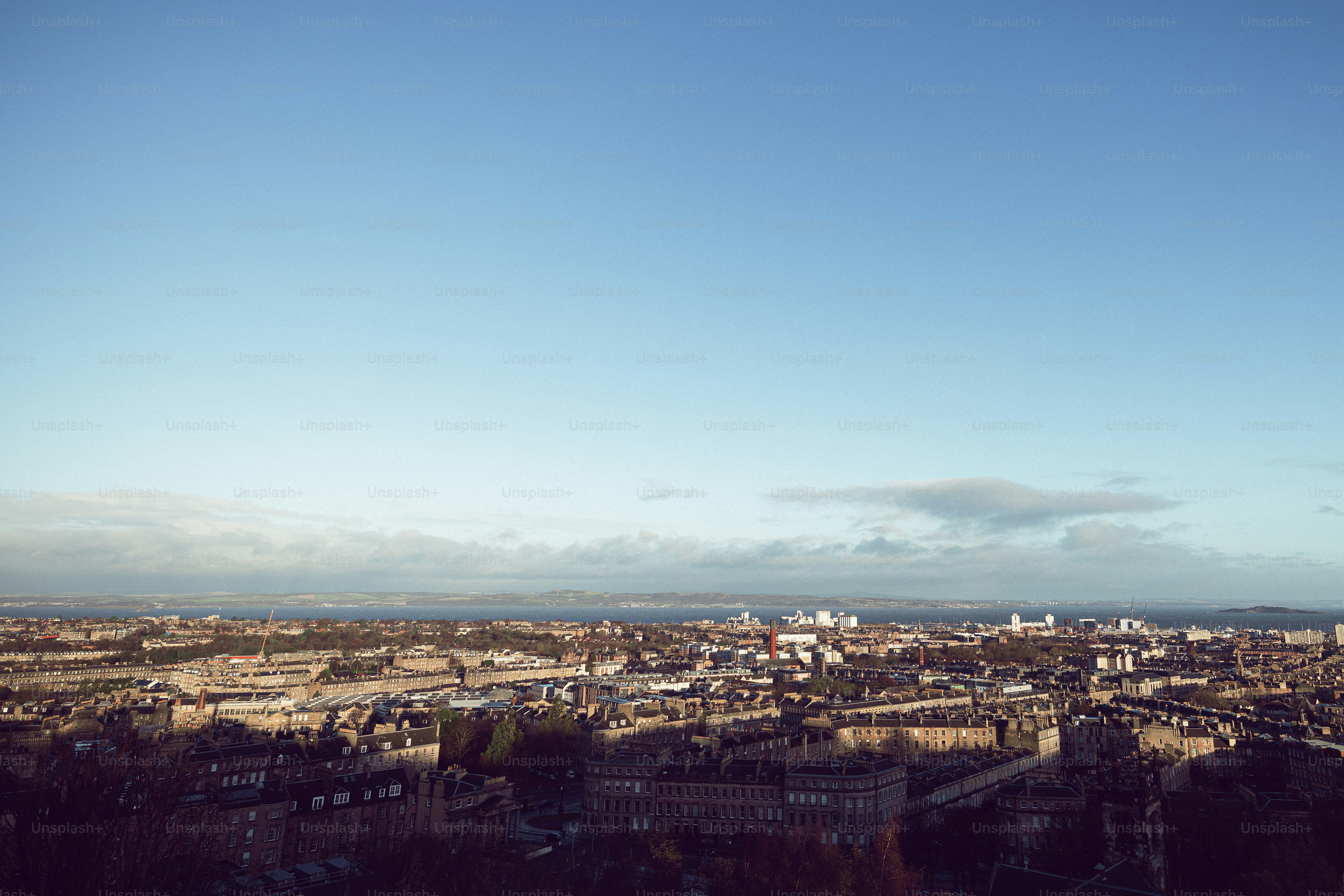 Une vue panoramique d’une ville avec de grands immeubles