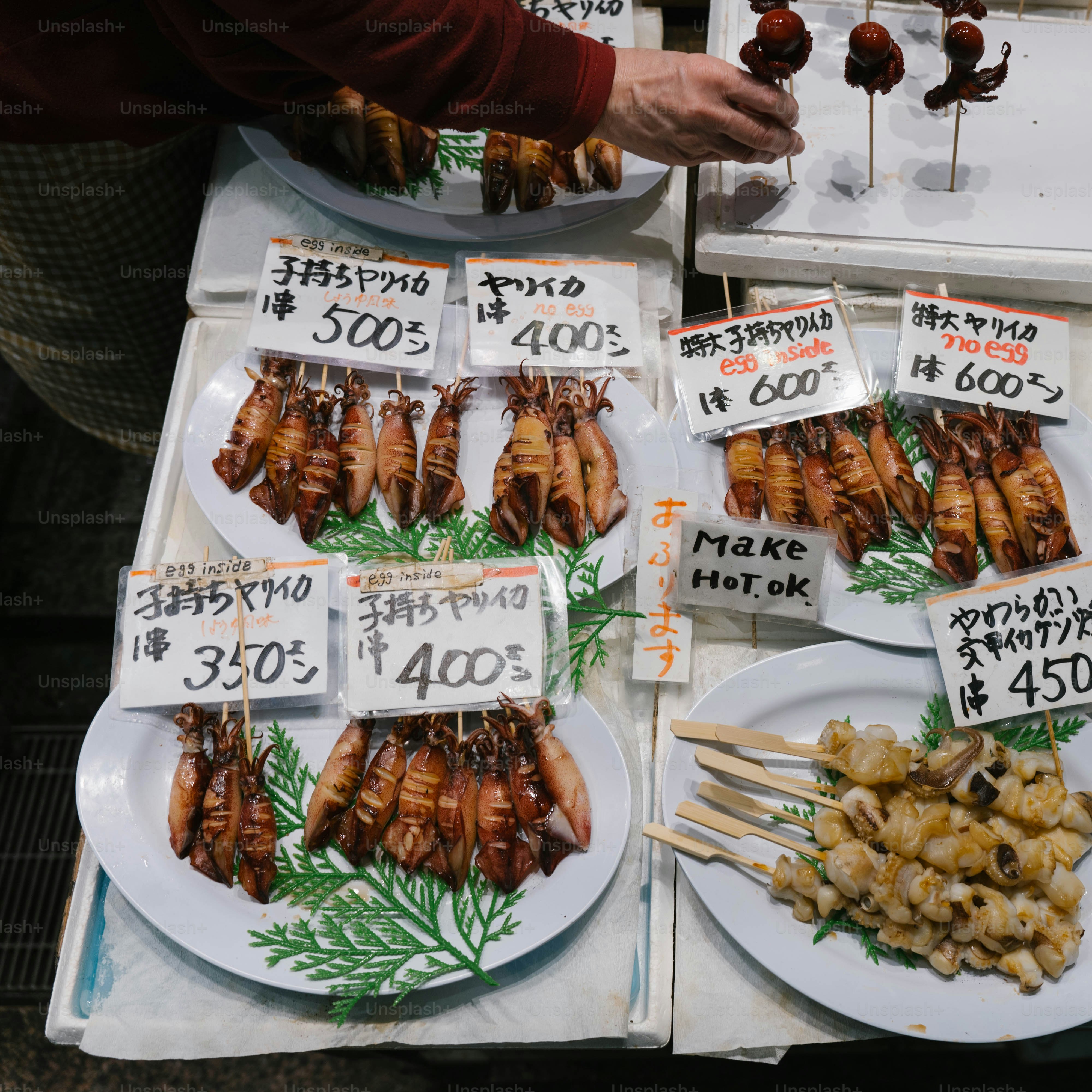 Una mesa cubierta con platos de comida cubiertos de carne