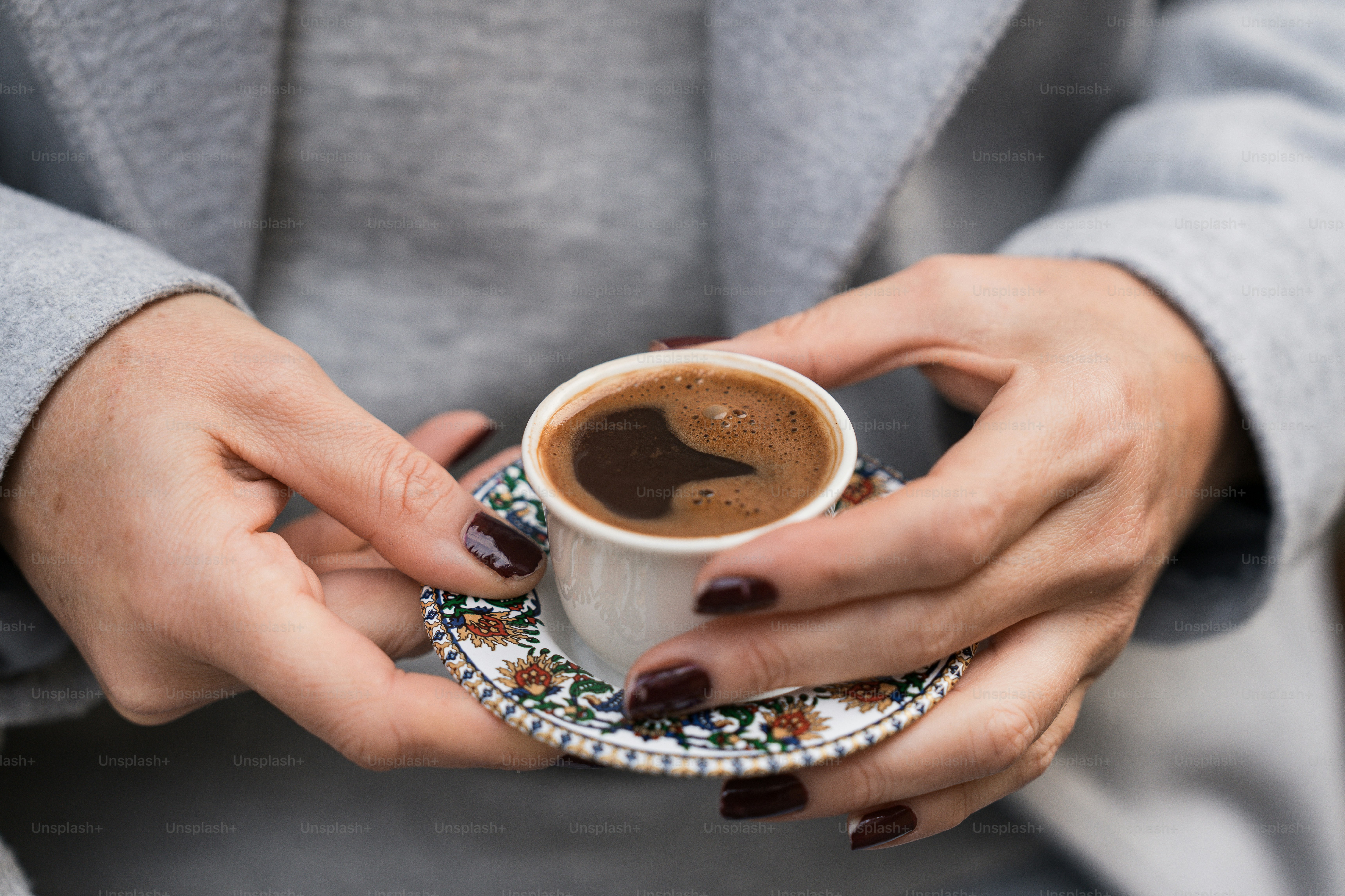 «Faccia il caffè, è una donna»: manager incinta licenziata vince la causa, 50mila euro di risarcimento e 112mila di stipendi arretrati