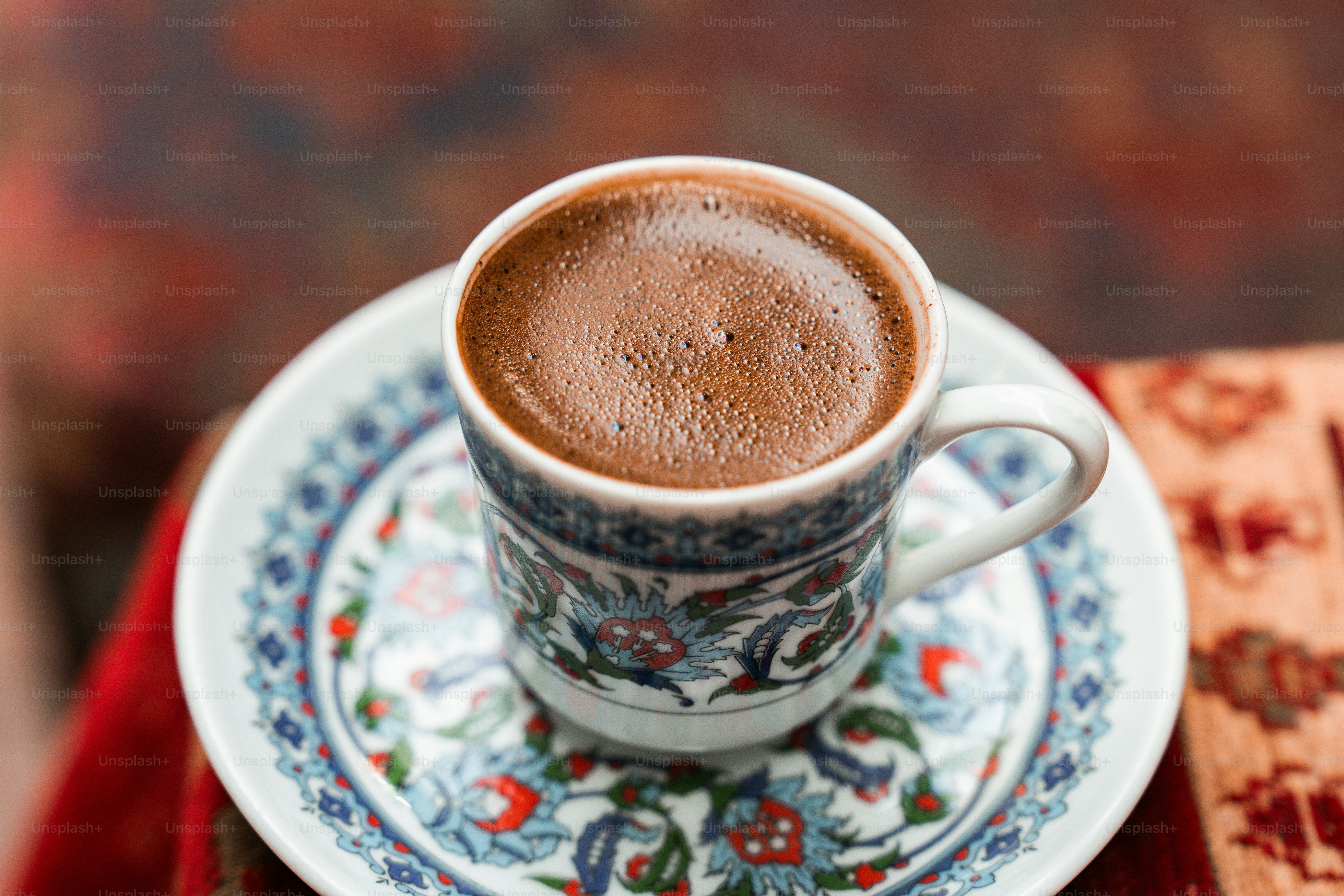 ソーサーの上のコーヒーカップのクローズアップ