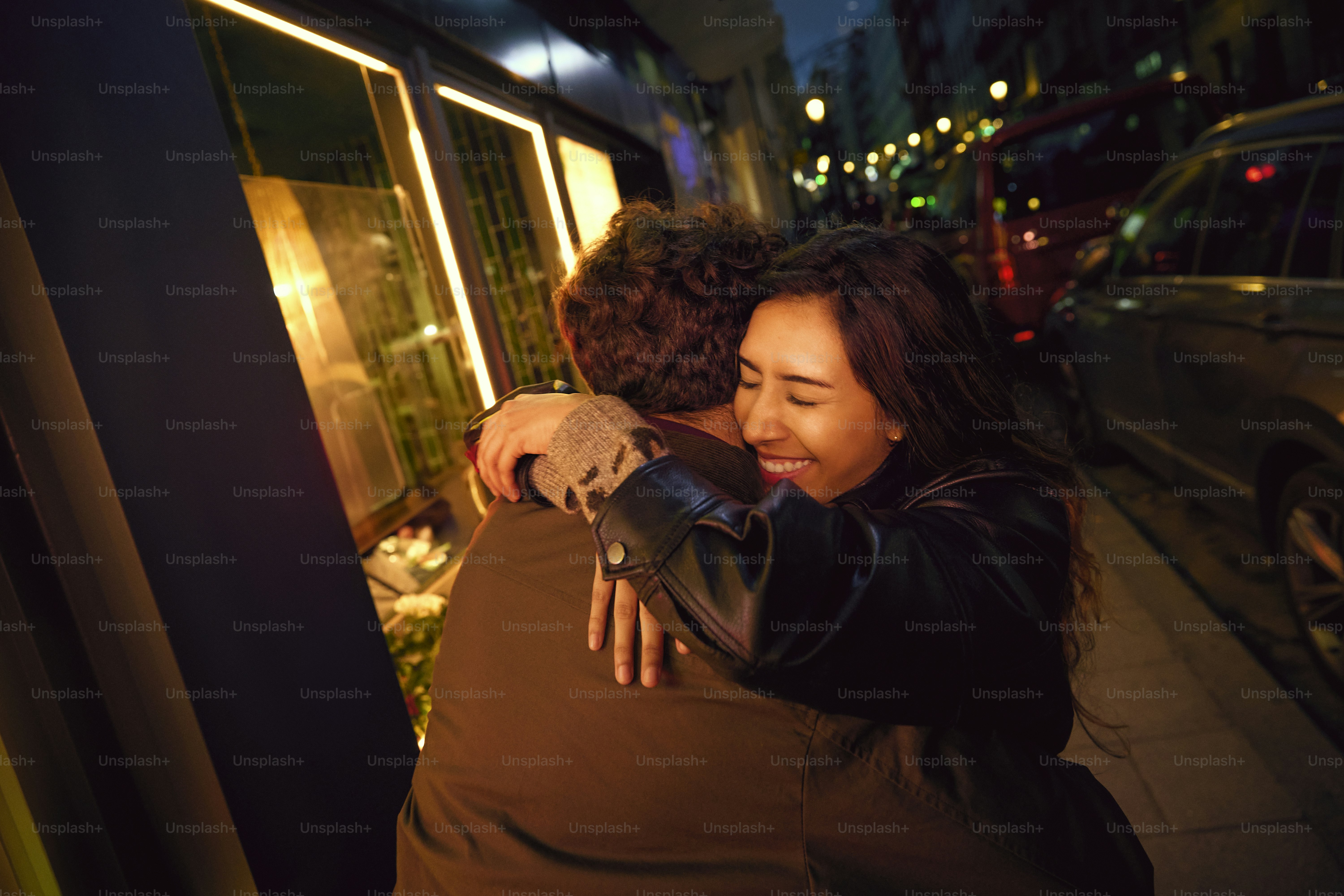 A man hugging a woman on the street photo – Love Image on Unsplash