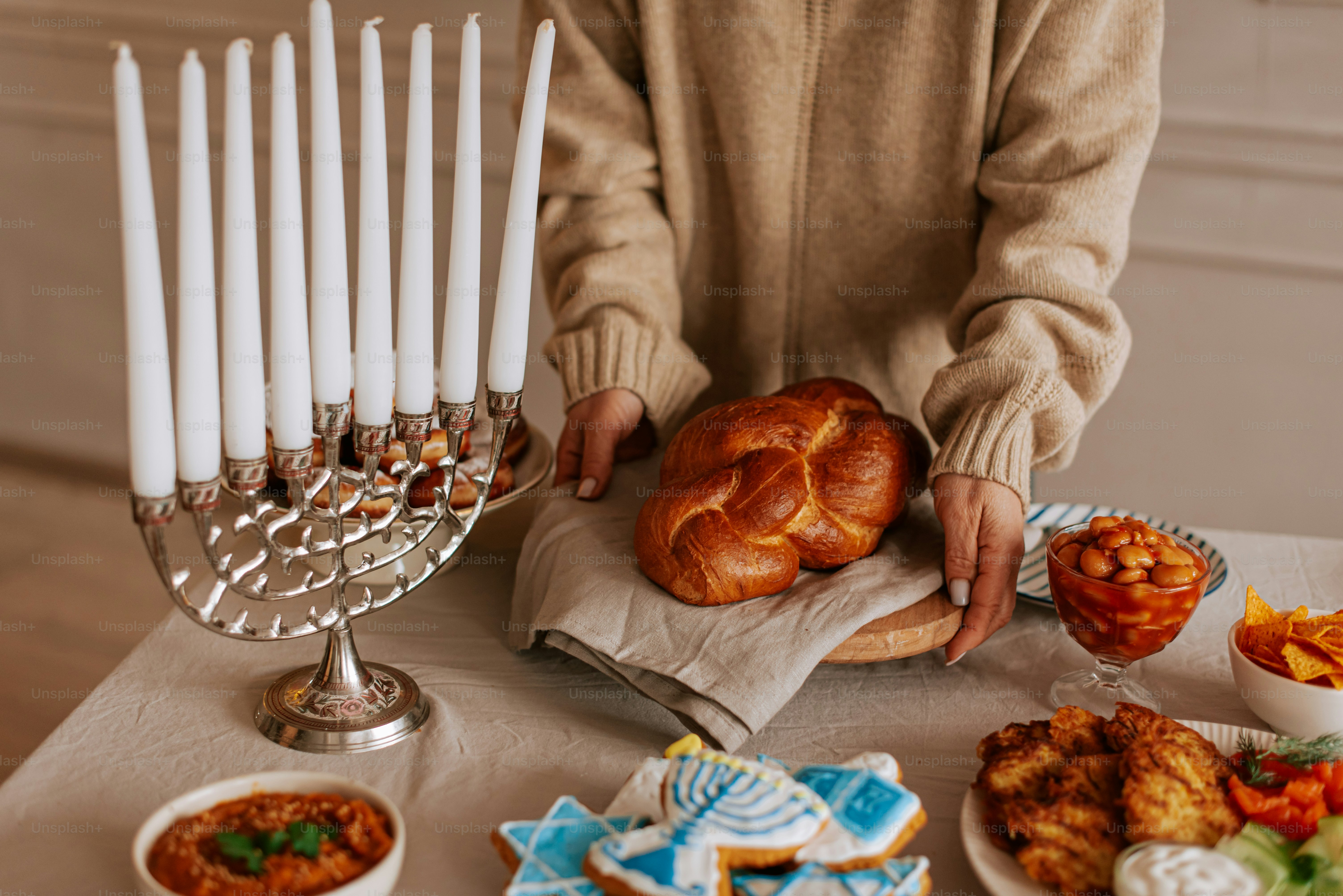 Eine Person, die mit einem Teller Essen an einem Tisch steht