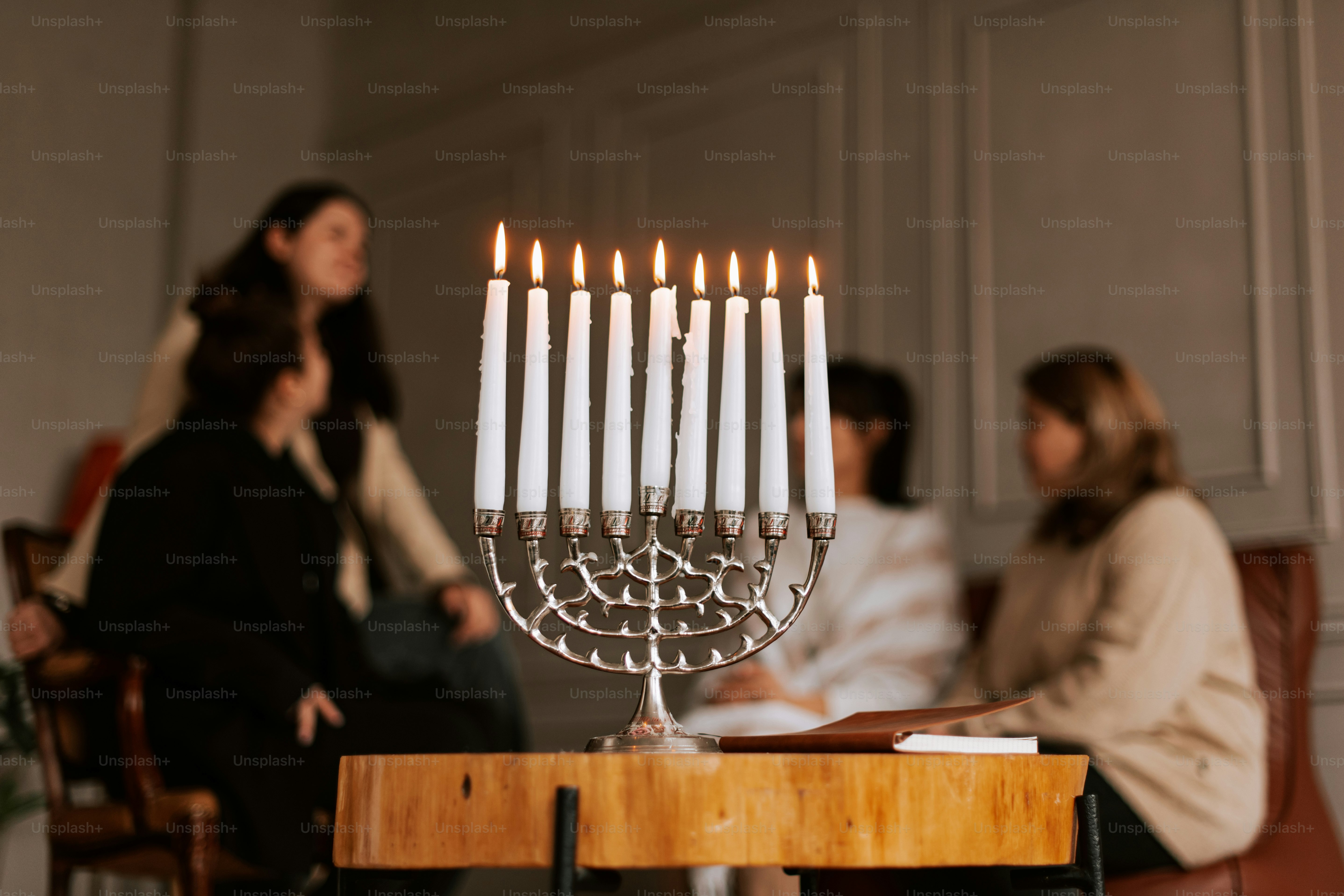 Una menorah seduta sopra un tavolo di legno