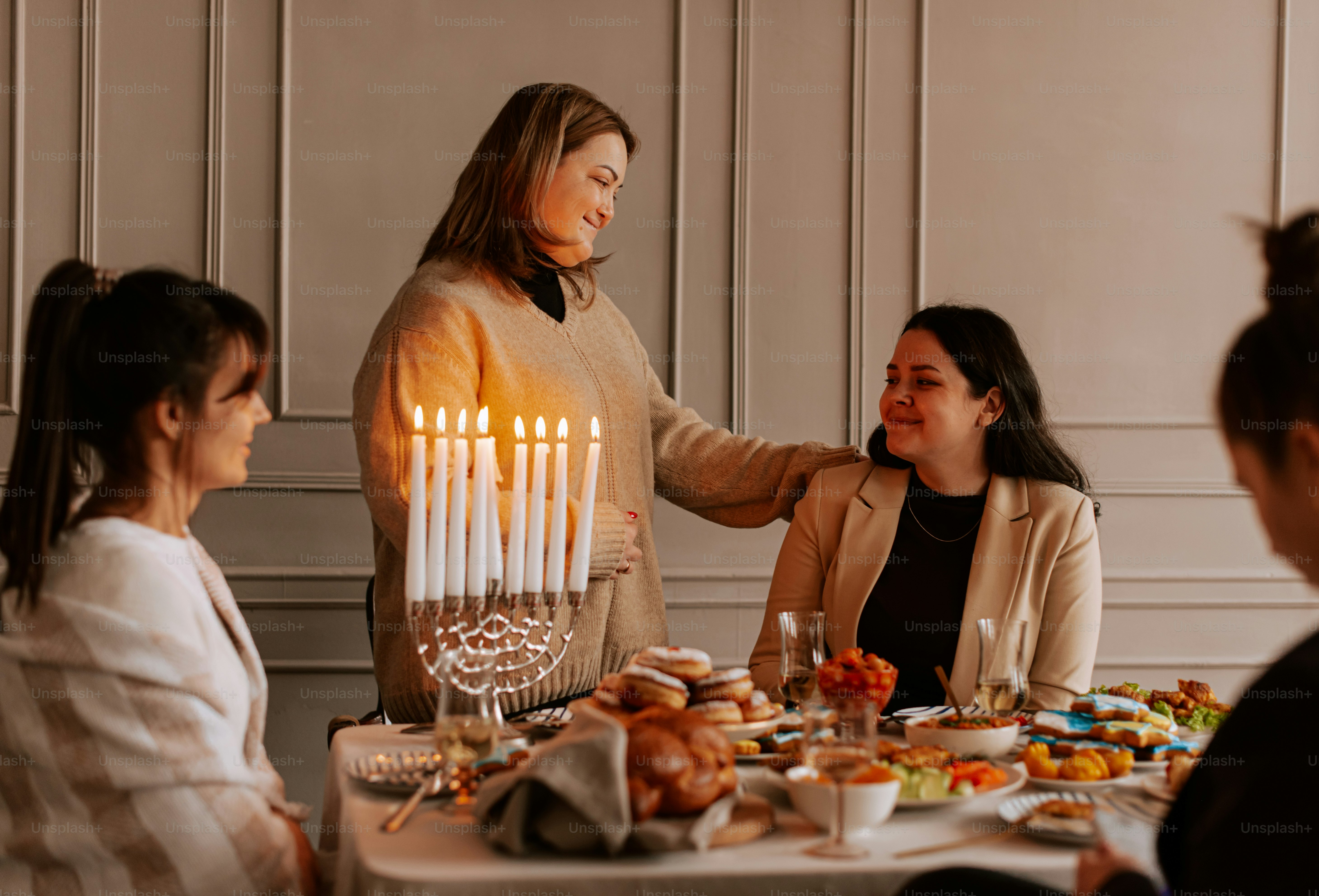 Un gruppo di persone sedute attorno a un tavolo