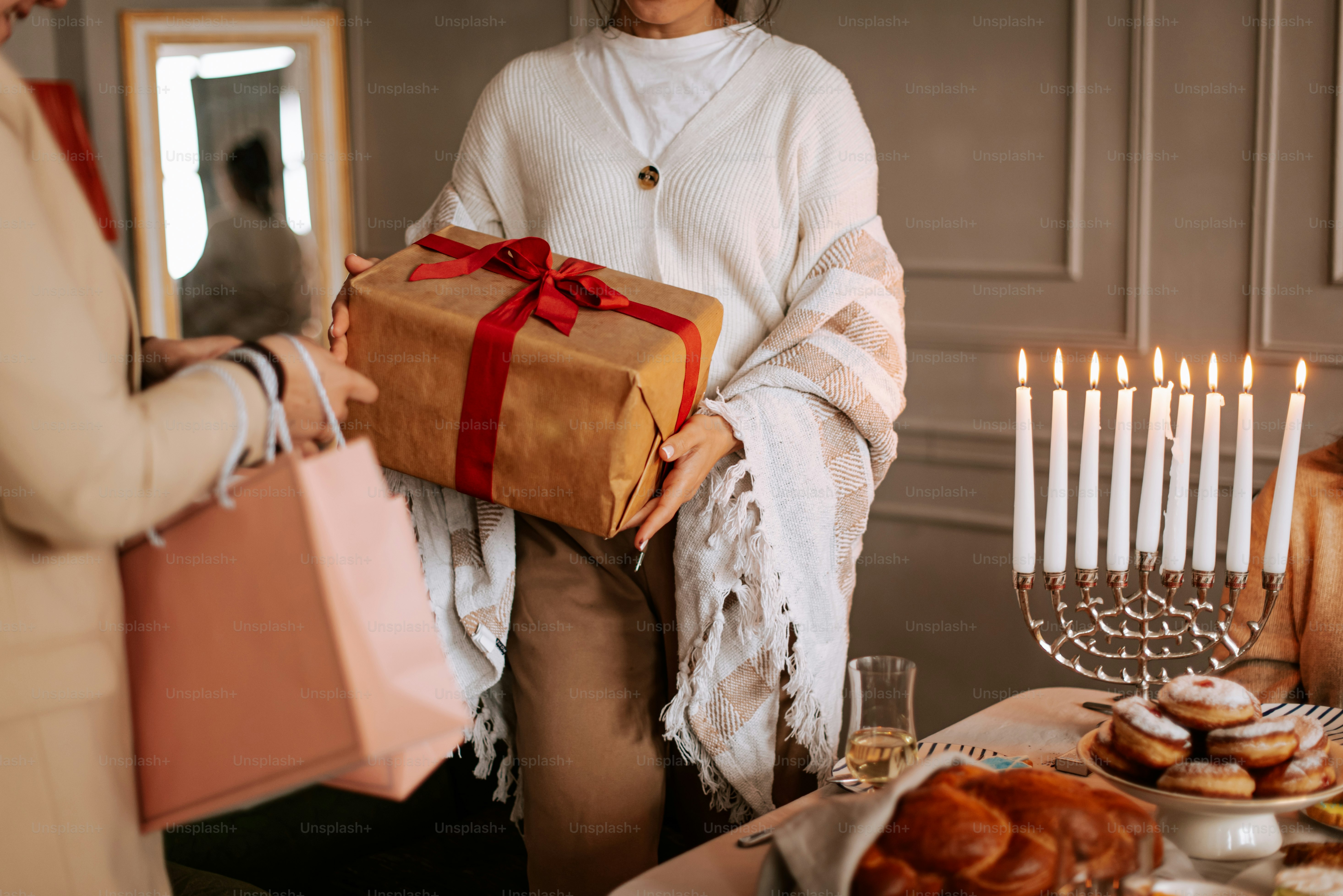 premium_photo-1732824773236-e1325b5740b2?ixid=M3wxMjA3fDB8MXxzZWFyY2h8MTN8fGNvZmZlZSUyMGdpZnRzJTIwZm9yJTIwaGVyfGVufDB8fHx8MTc2MzAyNTE3Nnww\u0026ixlib=rb-4.1.0