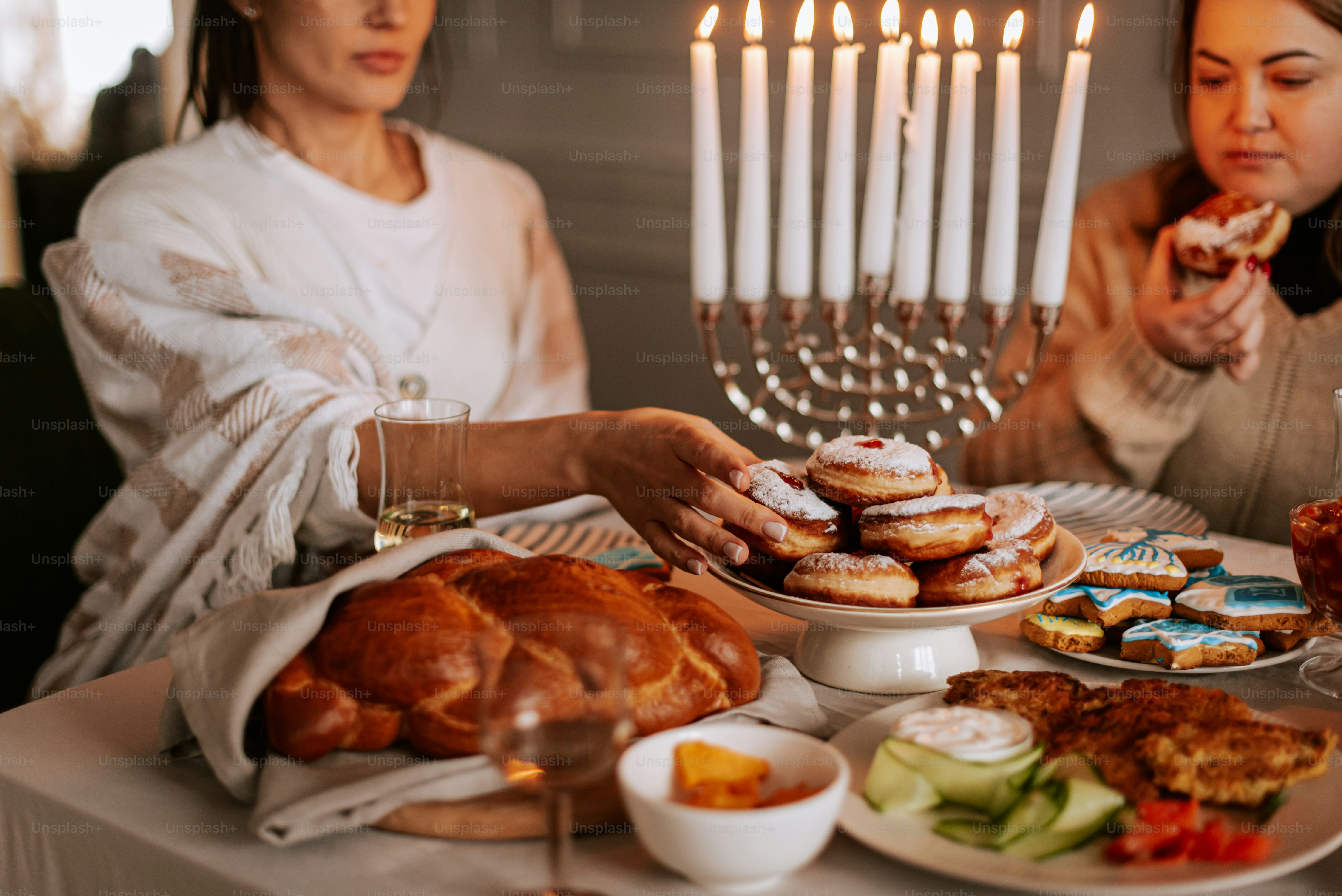 Una coppia di donne sedute a un tavolo con il cibo