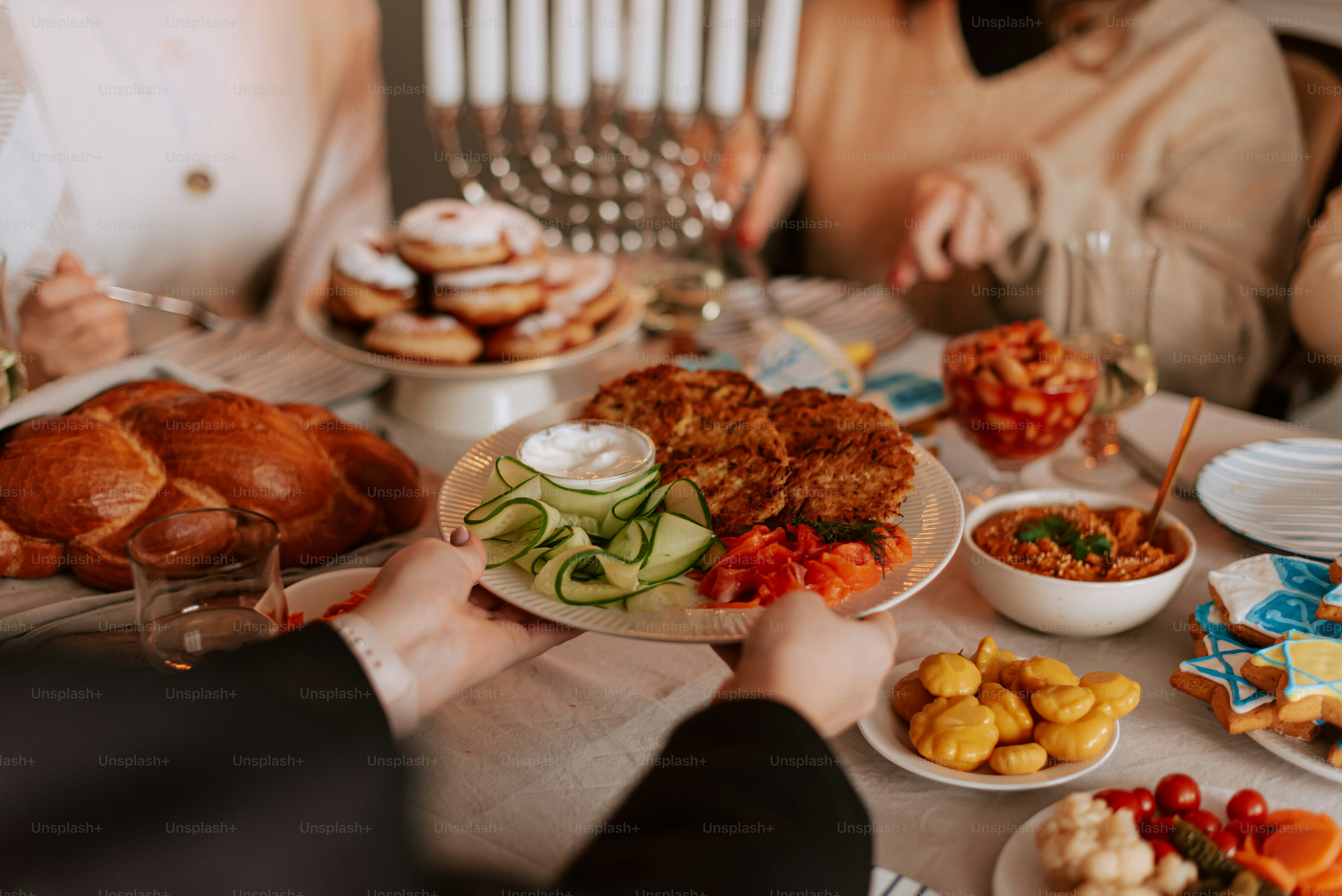 Un gruppo di persone sedute attorno a un tavolo pieno di cibo