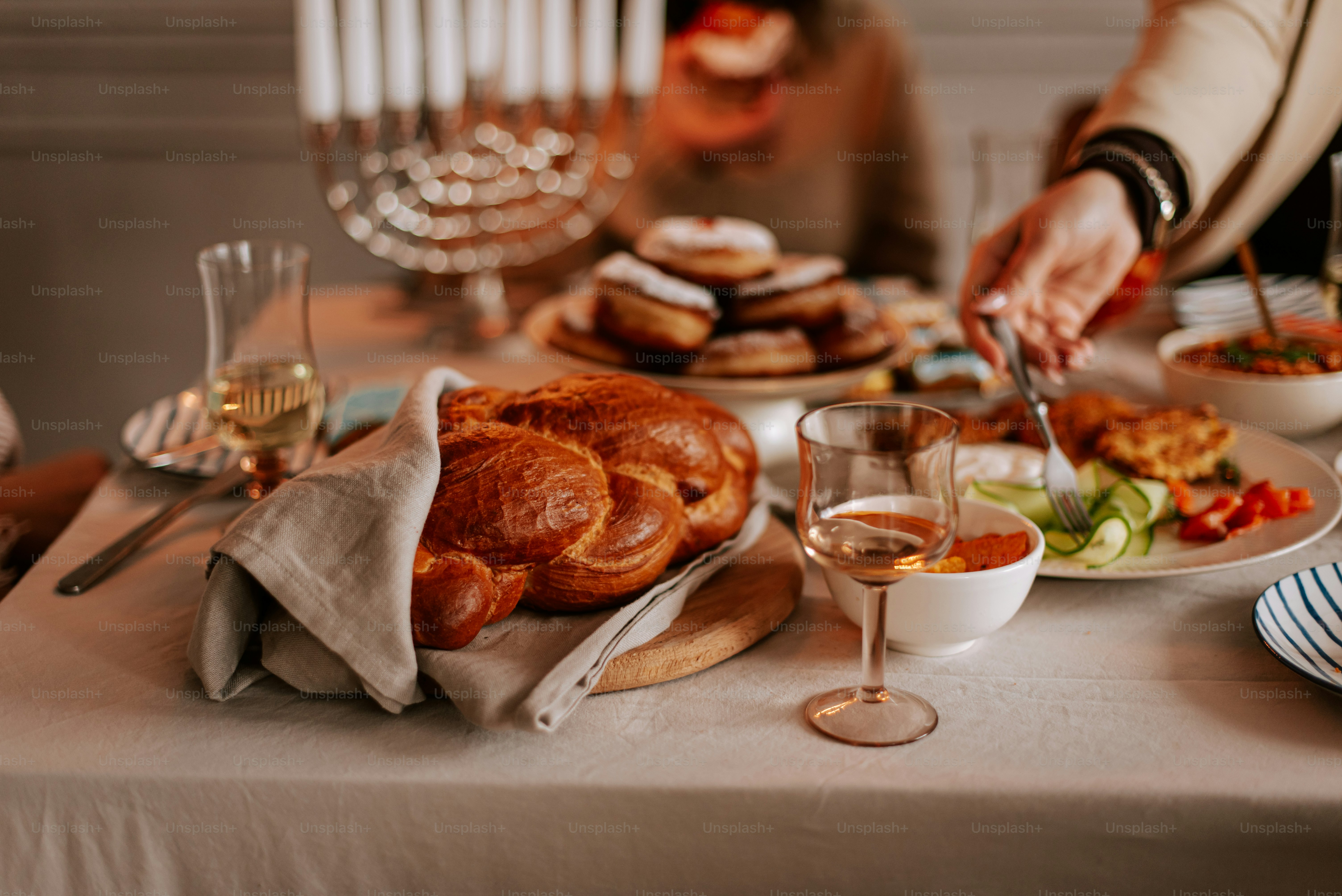 Un tavolo con piatti di cibo e bicchieri di vino