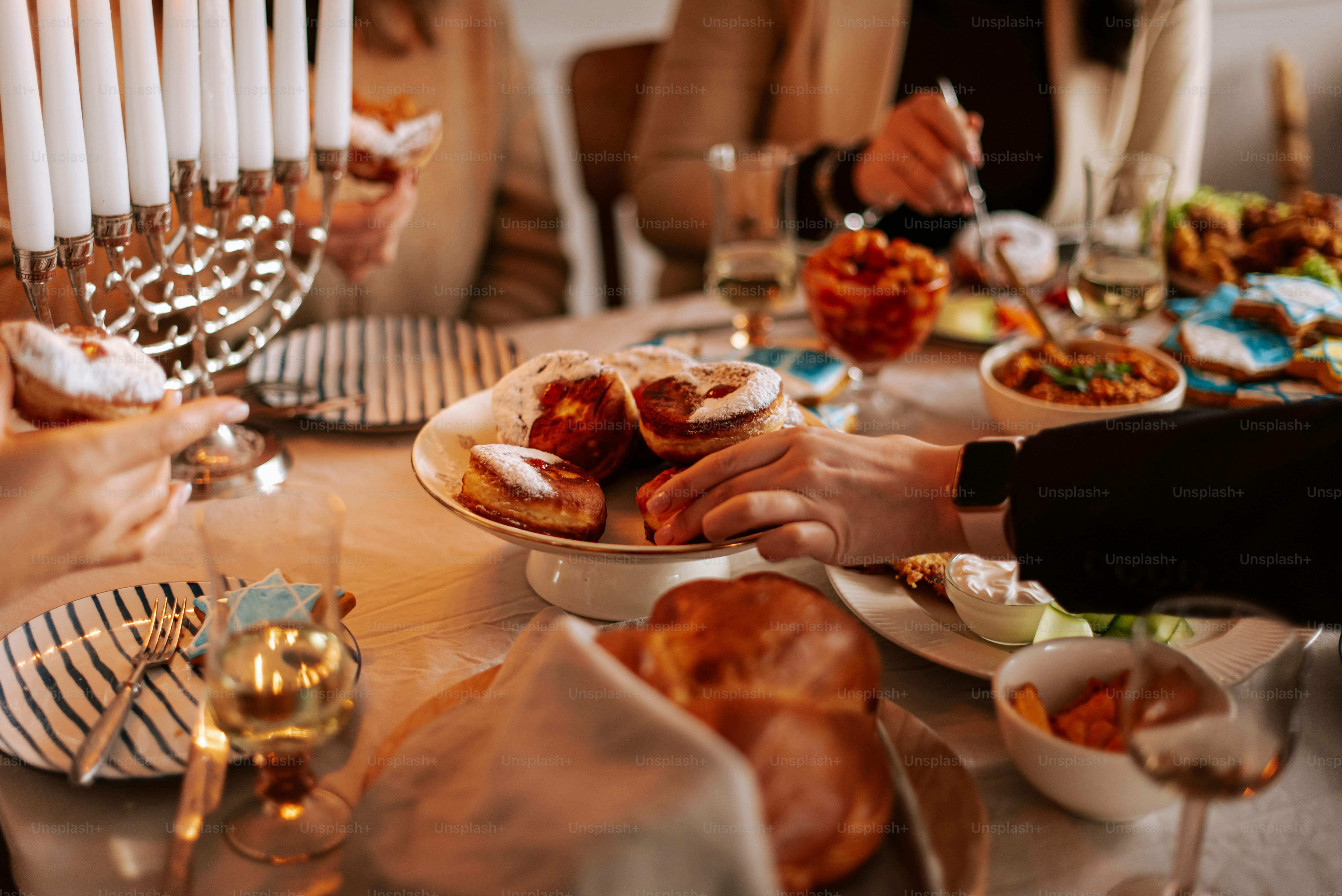 Un gruppo di persone sedute attorno a un tavolo con piatti di cibo