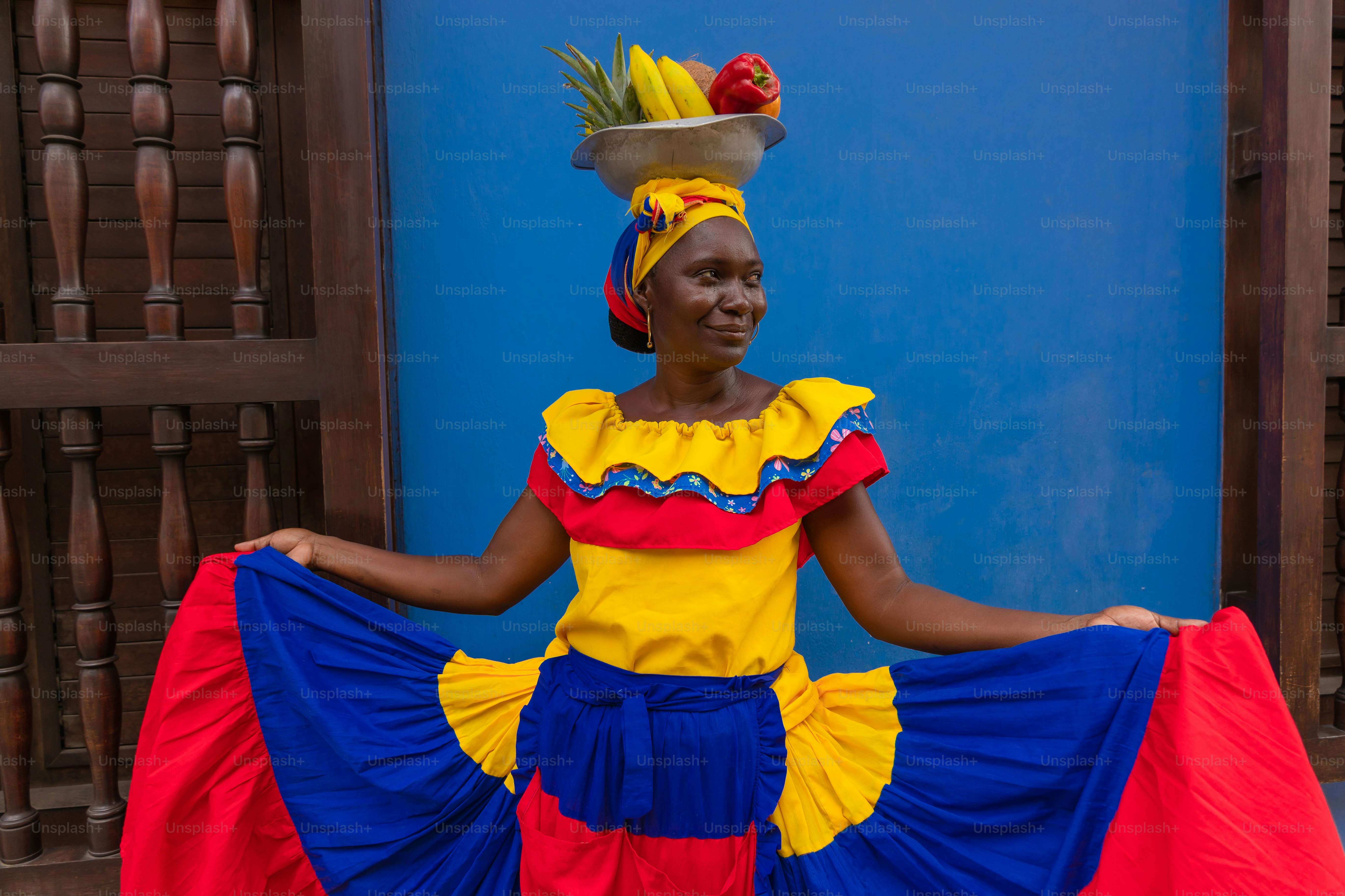 Uma mulher vestindo um vestido colorido e um chapéu
